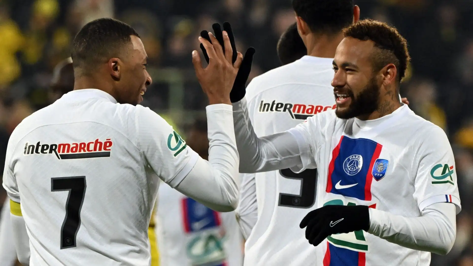 Neymar è cresciuto in Brasile nel Santos, a luglio 2013 è stato acquistato dal Barcellona per circa 90 milioni di euro