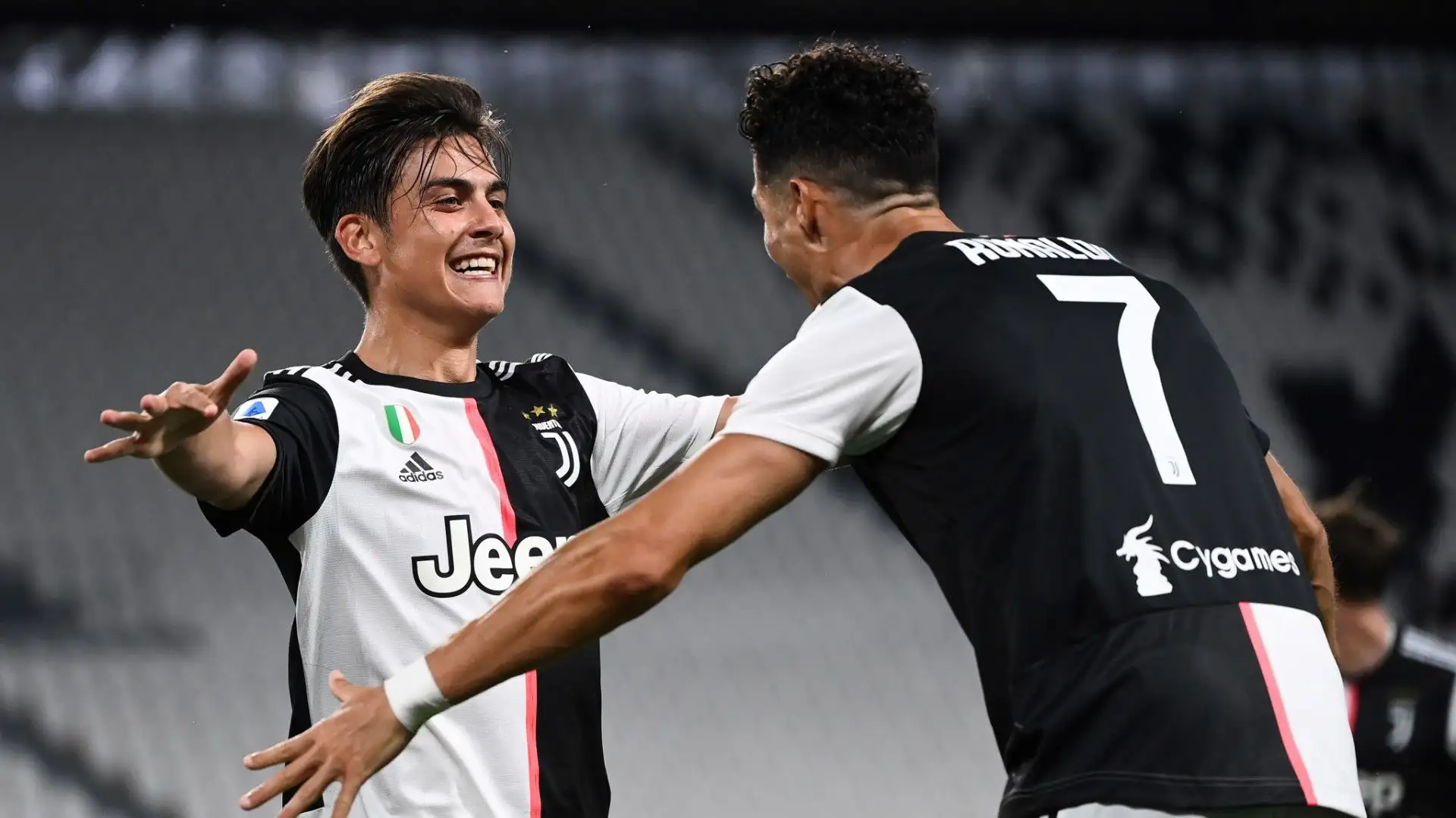 In una recente intervista Dybala ha dichiarato: "In Argentina è molto sentita la rivalità tra Cristiano Ronaldo e Messi"