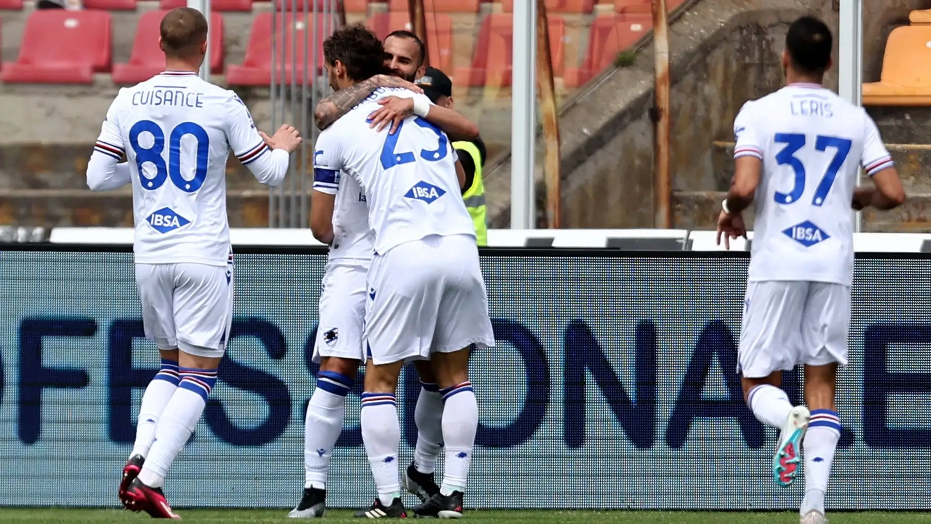 I compagni di squadra sono andati ad abbracciare Jesé Rodríguez dopo il gol