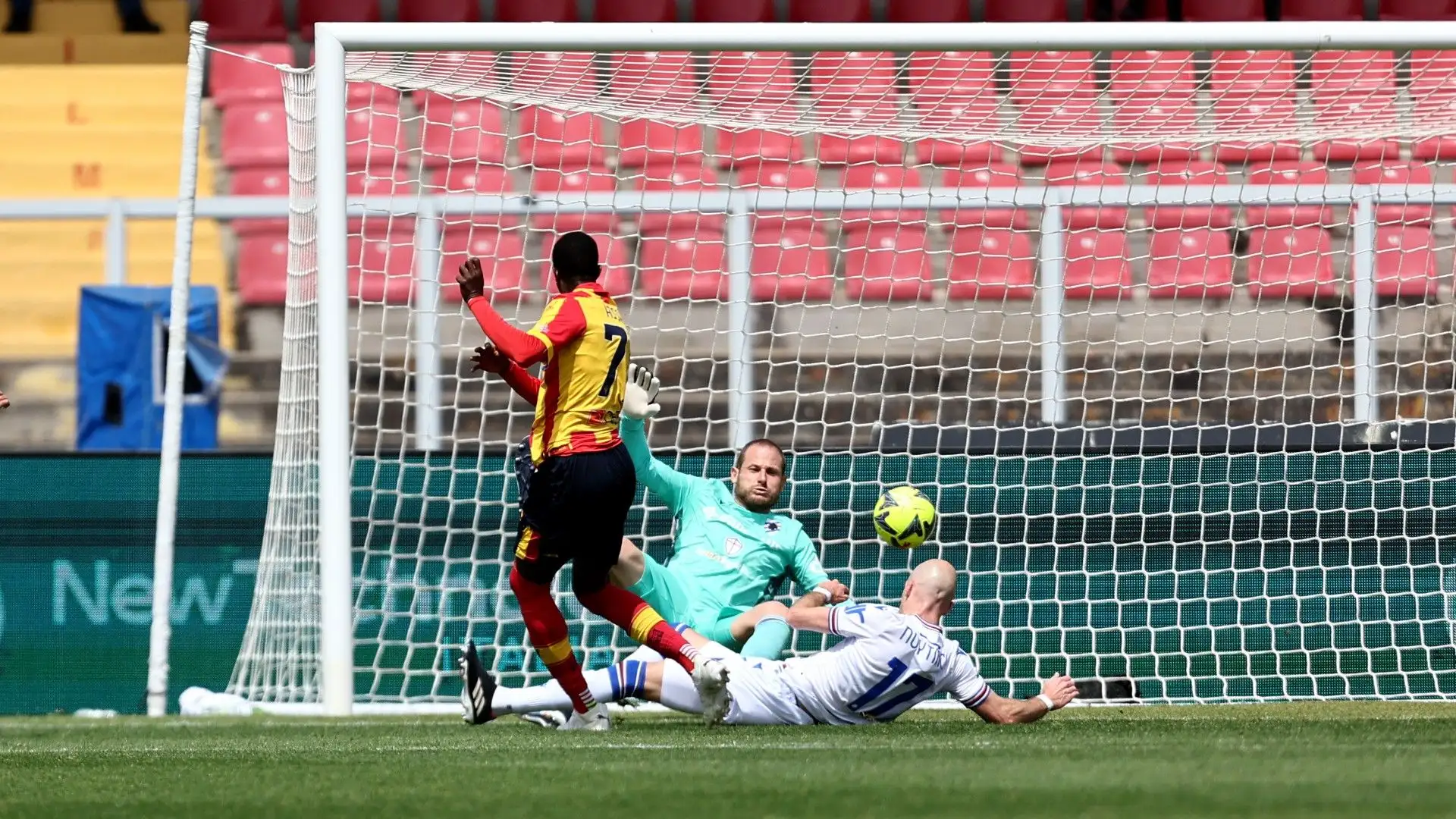 Ecco in foto il momento del gol che ha portato inizialmente in vantaggio il Lecce