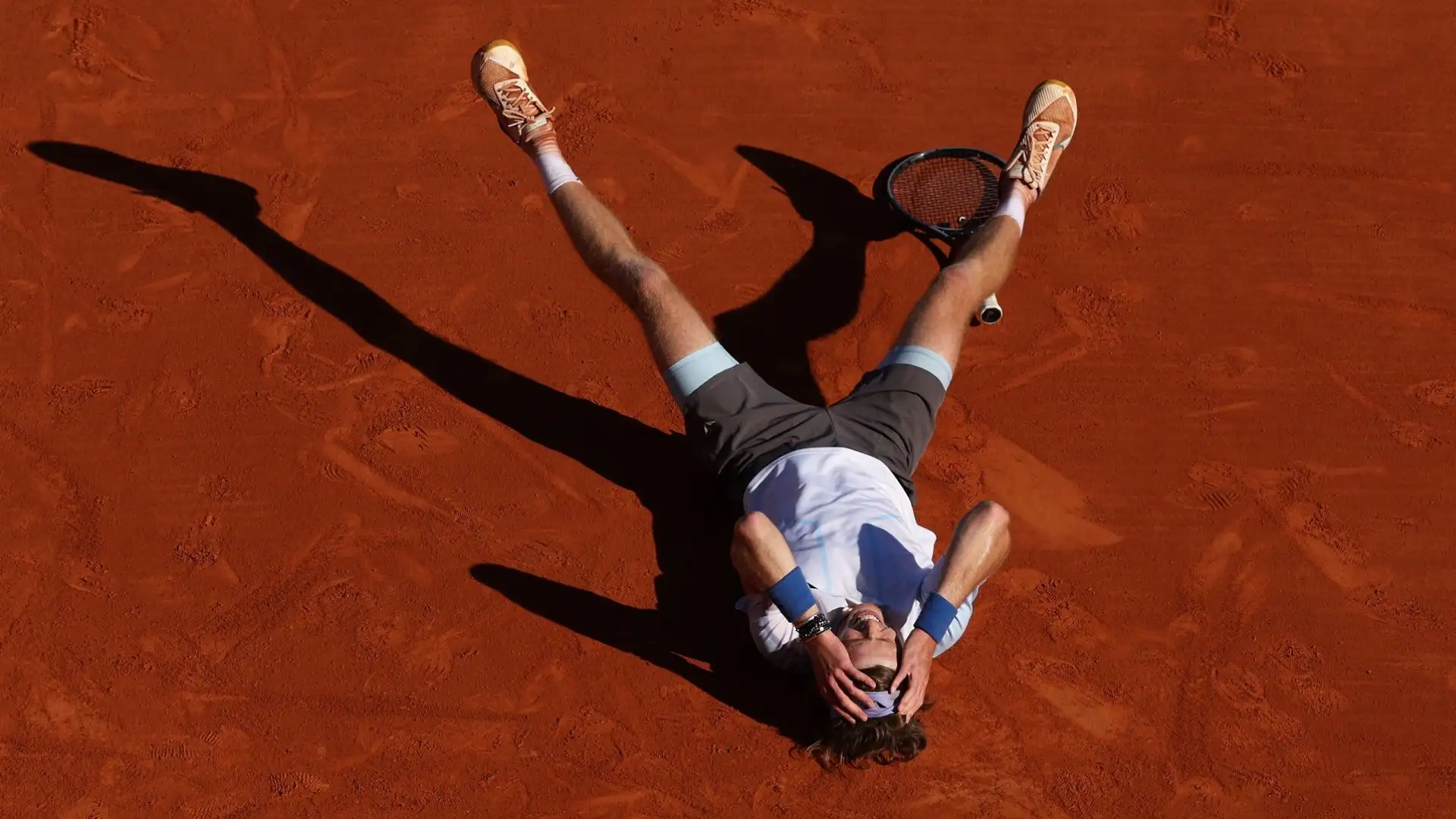 Al termine del match Rublev è crollato a terra