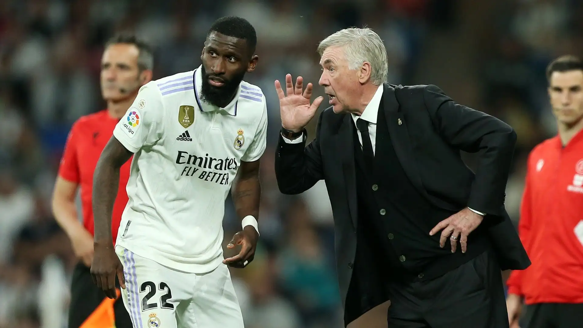 In foto Carlo Ancelotti mentre suggerisce le tattiche ad Antonio Rudiger