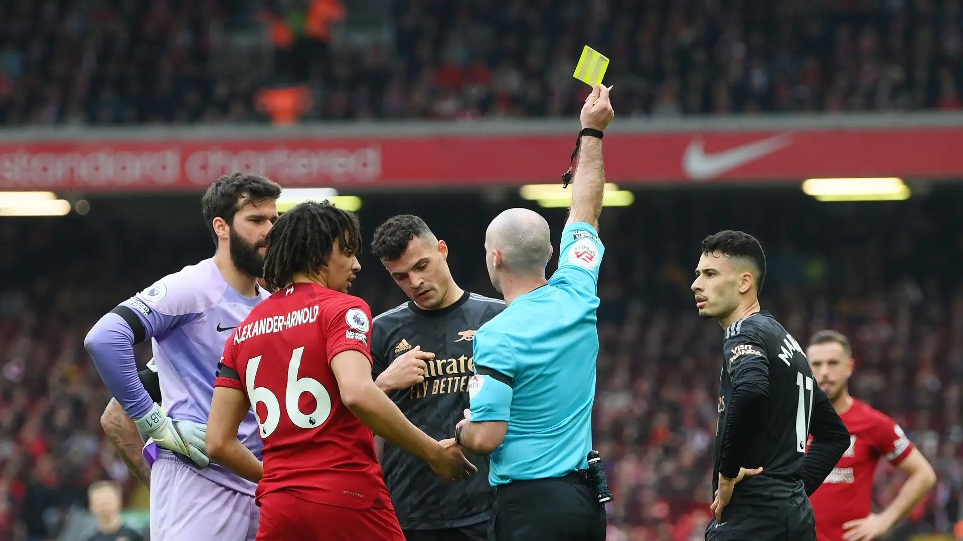 Terminato lo scontro, l'arbitro ha ammonito sia Alexander-Arnold che Xhaka