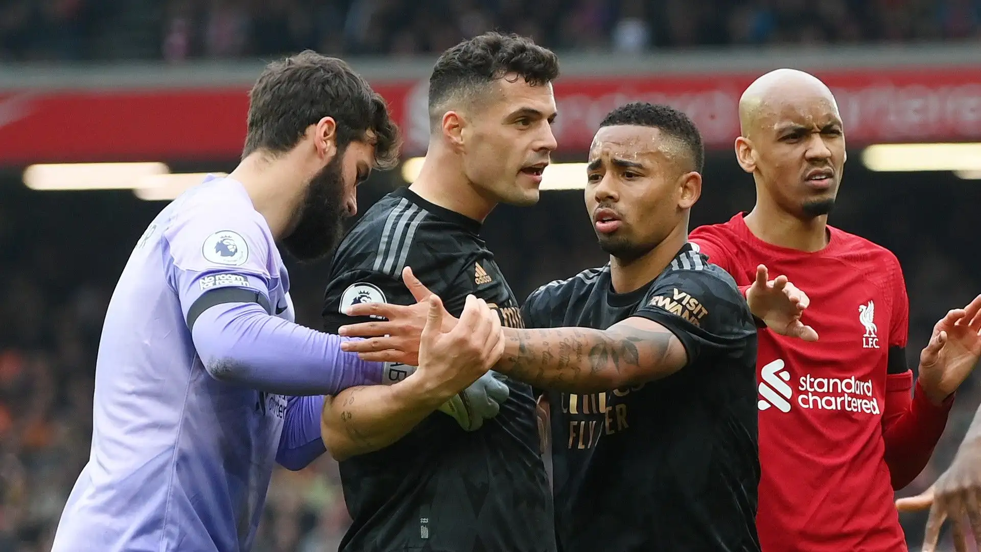 Xhaka era davvero furioso: Alisson ha dovuto trattenerlo per evitare il peggio