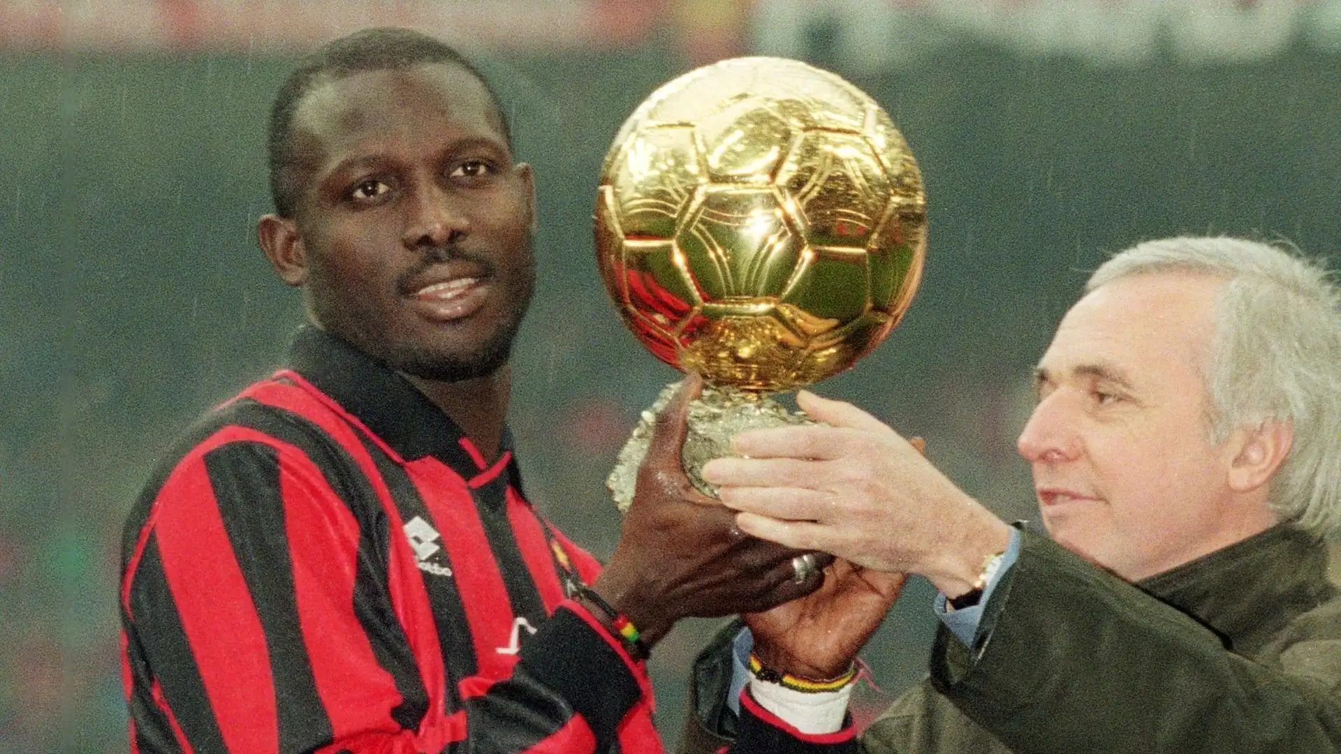 George Weah. Tra i calciatori africani più forti di tutti i tempi, Weah aveva una forza fisica incredibile. Nel suo periodo al Milan (1995-2000) ha vinto il Pallone d'Oro
