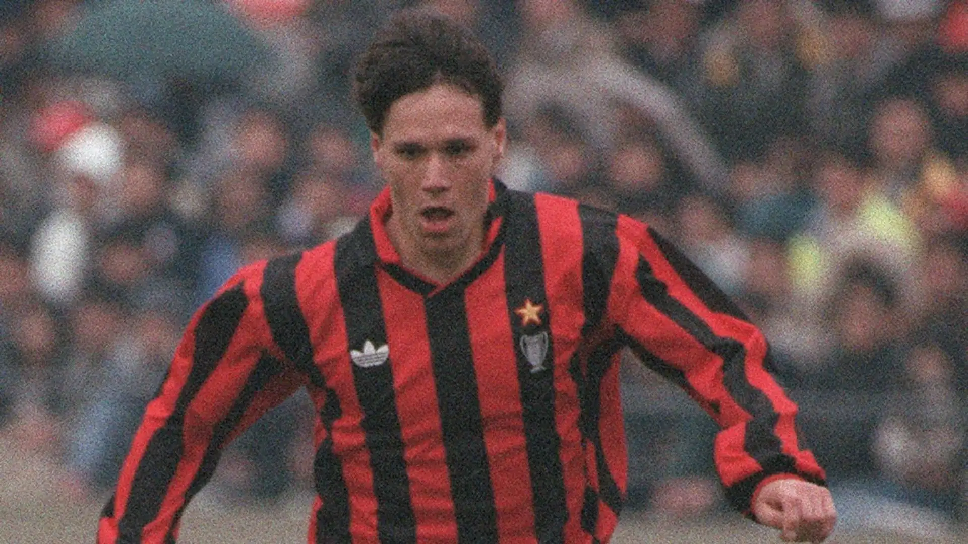 Marco van Basten. L'olandese è stato uno dei calciatori più forti al mondo ma purtroppo gli infortuni hanno compromesso la sua carriera. Al Milan (dal 1987 al 1995) ha lasciato un ricordo indelebile
