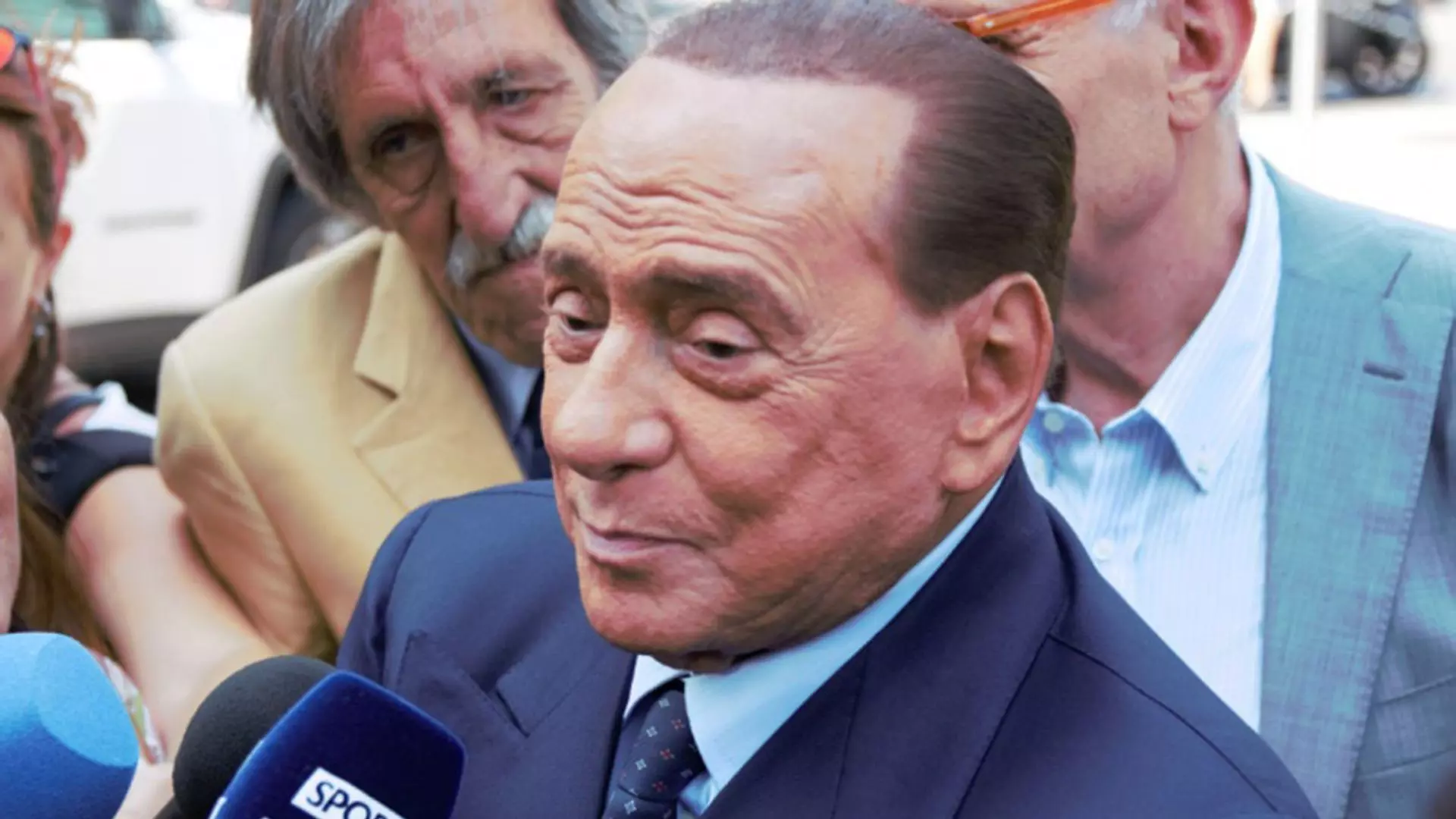 Silvio Berlusconi, notte in ospedale. Niente bollettino