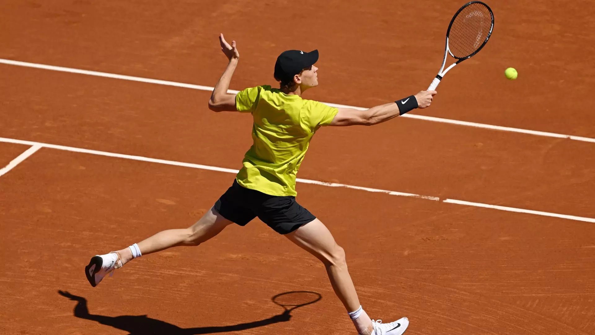 Barcellona, Jannik Sinner non brilla ma avanza: Schwartzman ko