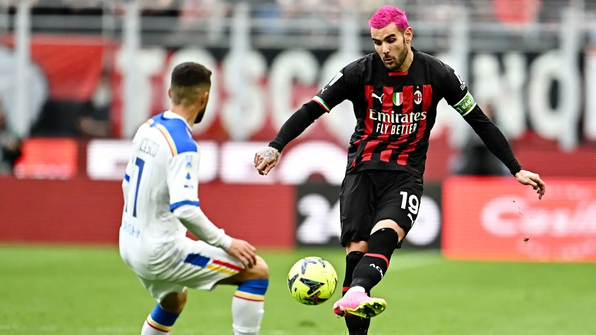 Il terzino francese del Milan ha giocato la partita contro il Lecce con un look molto originale