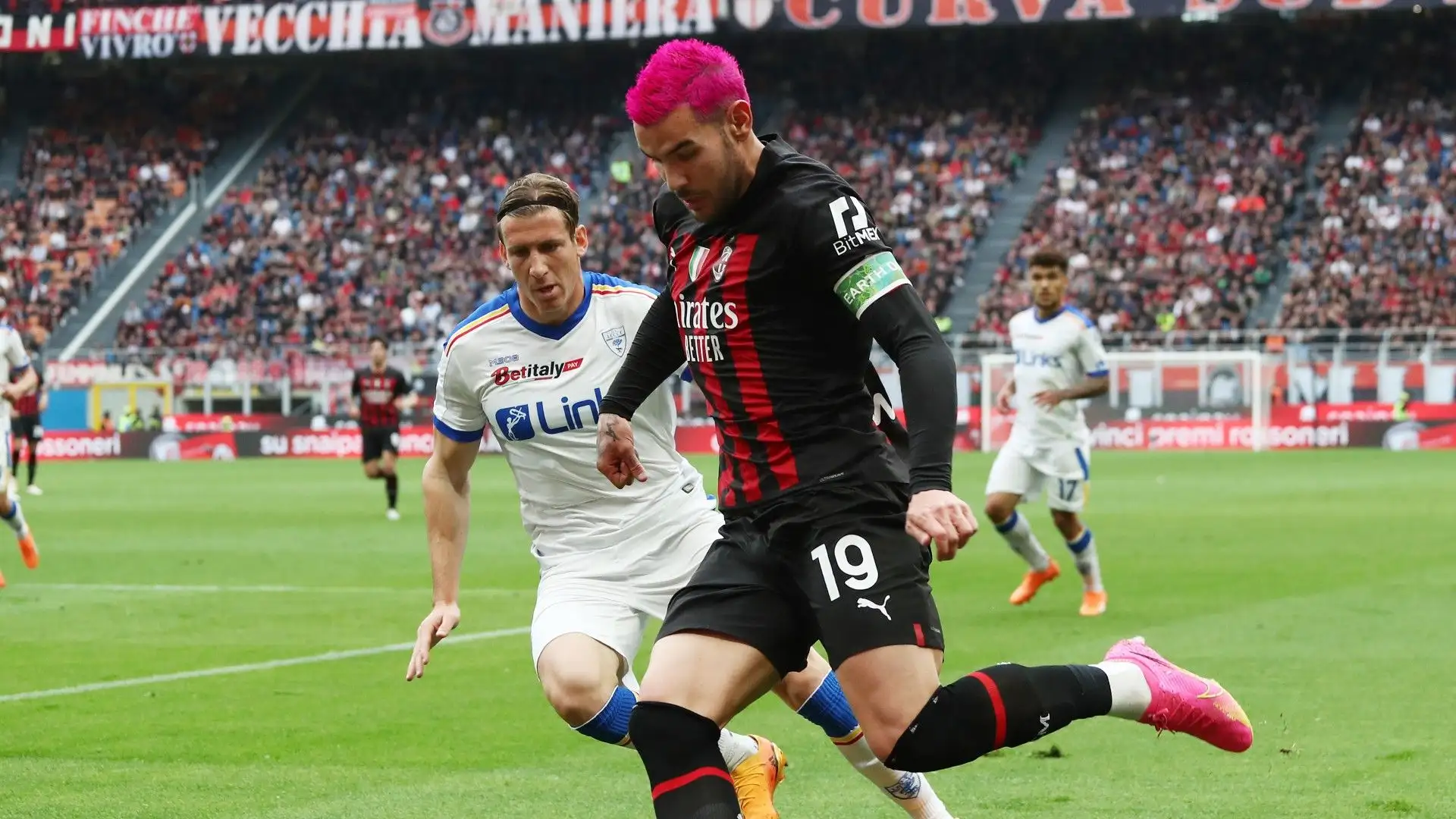 Theo Hernández ha giocato con i capelli colorati di rosa
