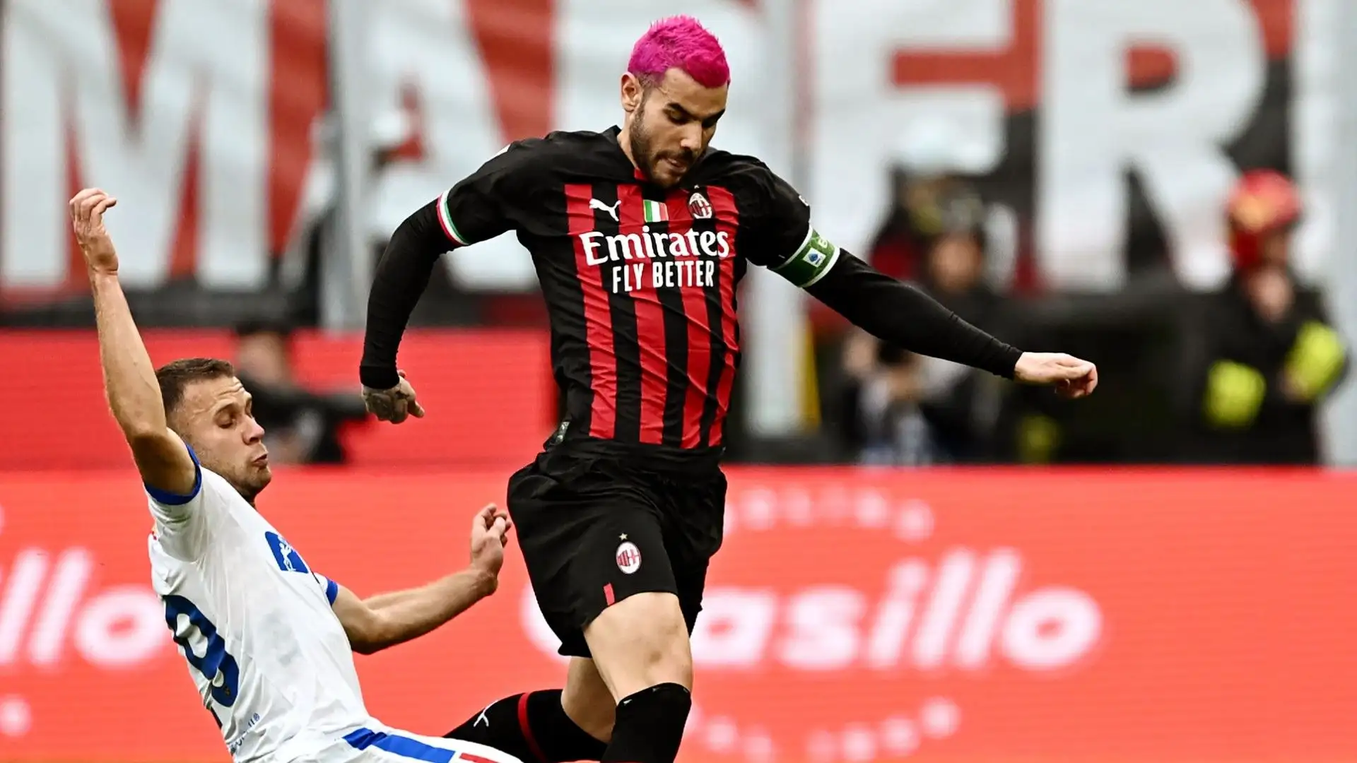 Theo Hernández è velocissimo: spesso parte dalla difesa e si lancia in attacco per cercare di fare gol
