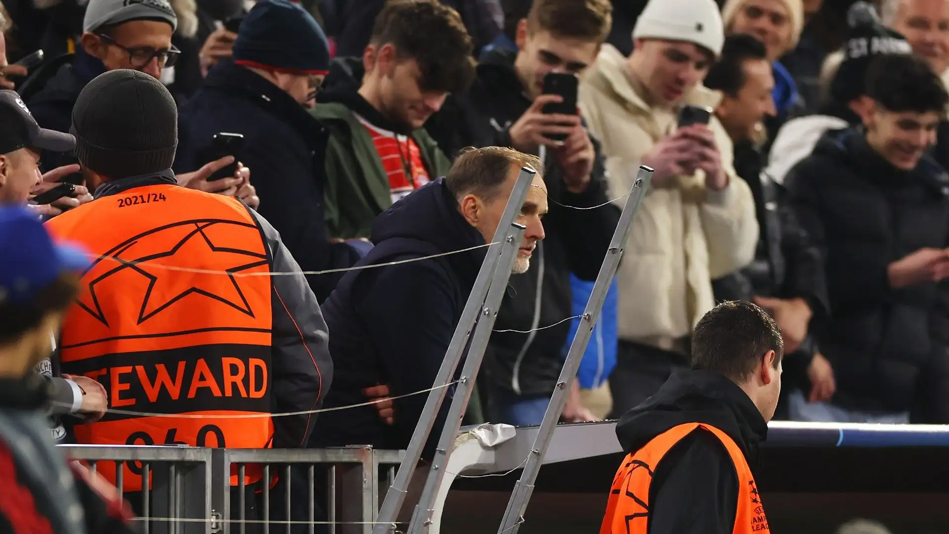 Moltissimi tifosi hanno scattato una fotografia all'allenatore per ricordare il momento