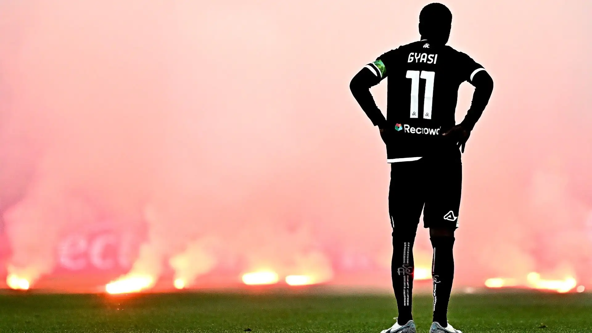 L'arbitro è stato costretto a sospendere la partita per alcuni minuti: non si vedeva niente