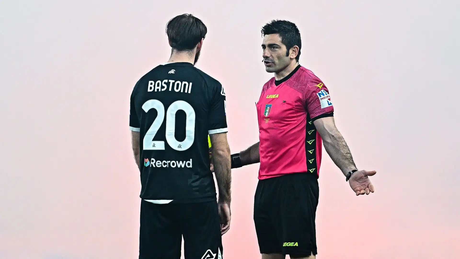 In foto l'arbitro mentre spiega ai calciatori la situazione