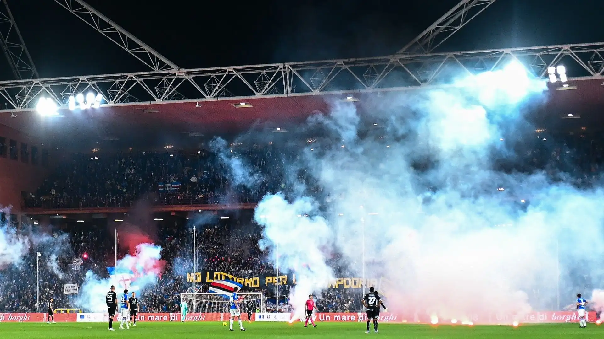Dopo esser stata sospesa per diversi minuti, la partita è andata avanti e le squadre hanno pareggiato 1-1