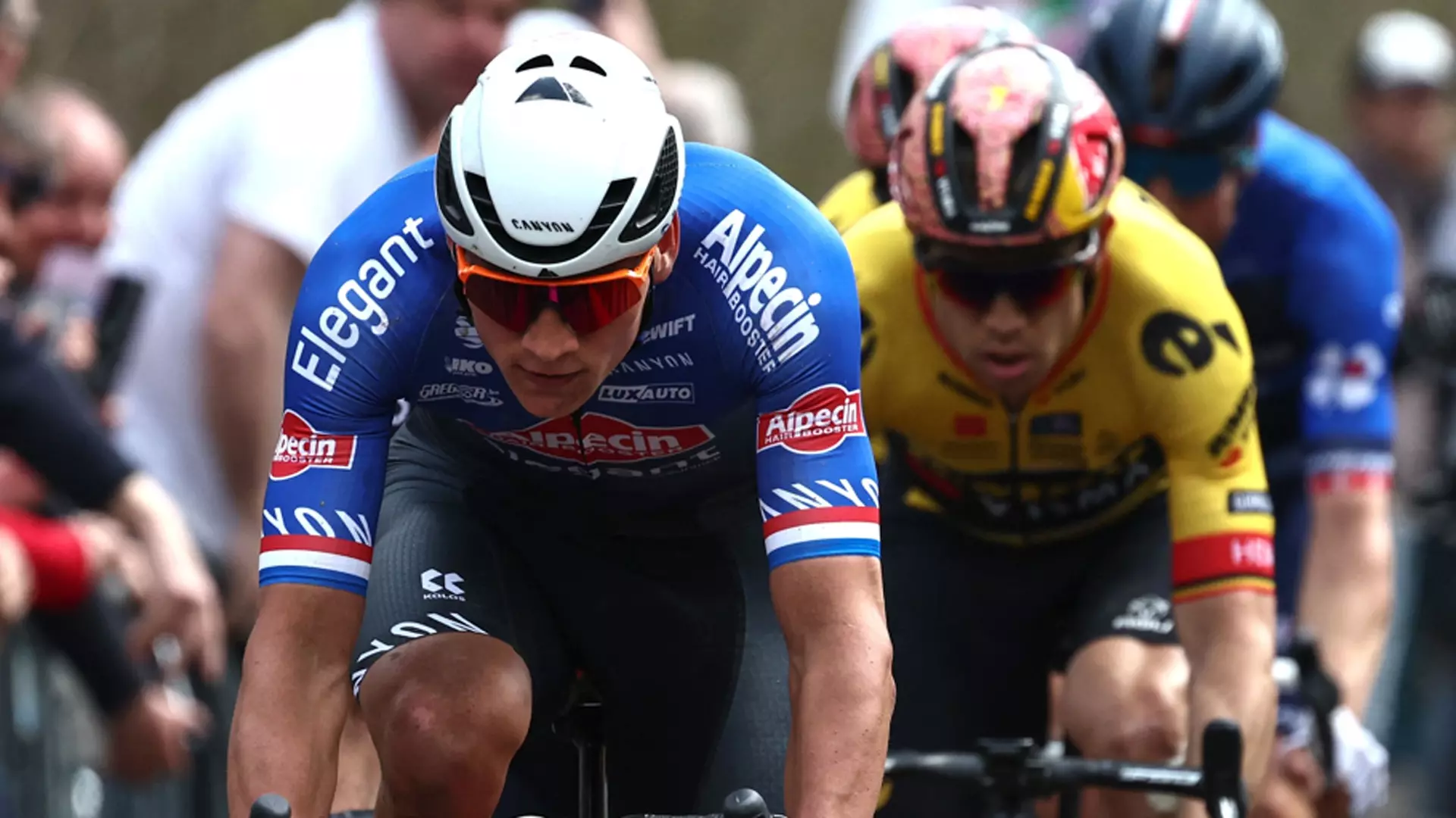 Parigi-Roubaix, vince Van der Poel: “Gambe e fortuna”