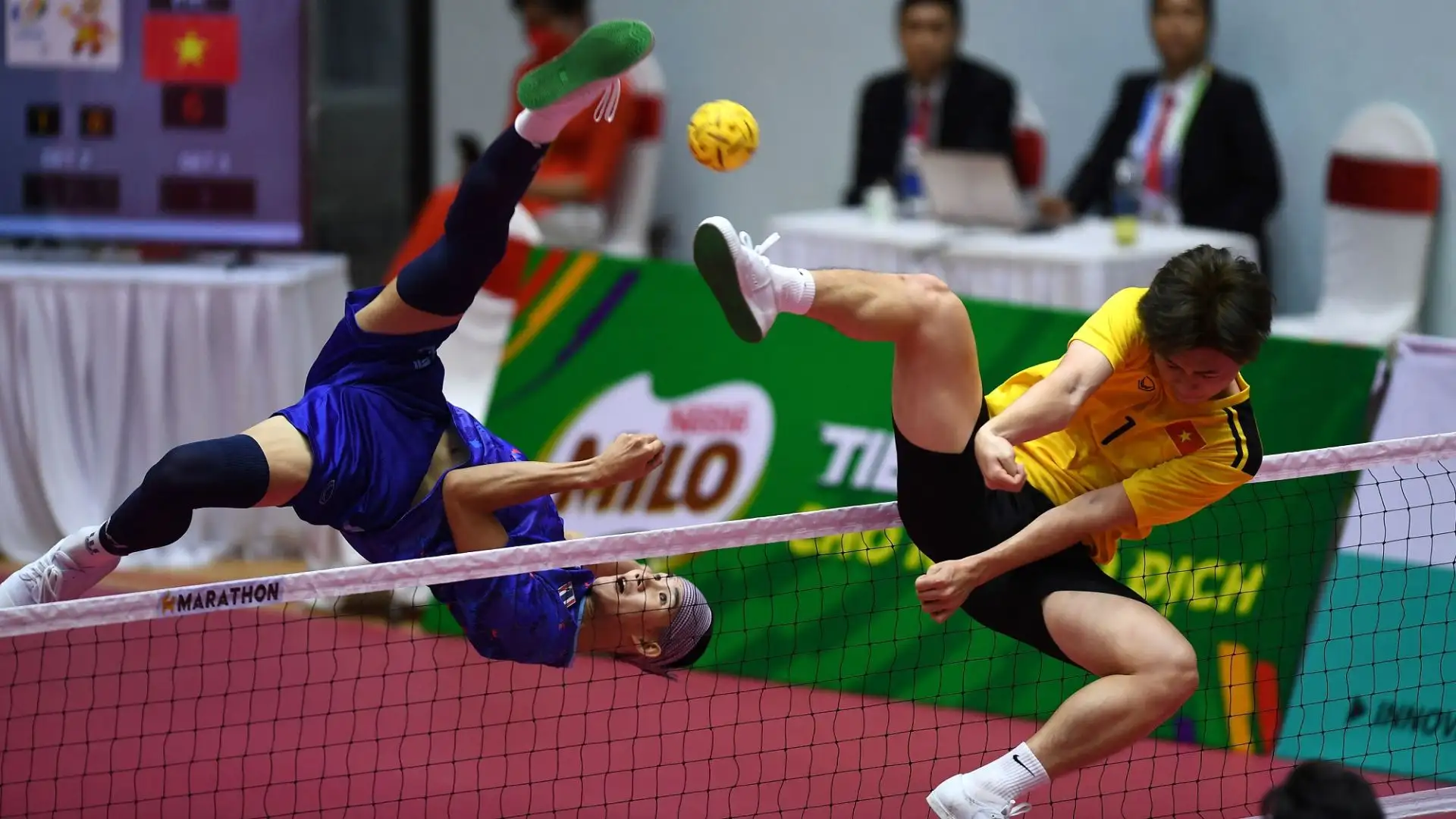 Il Sepaktakraw si gioca in doppio o tre contro tre