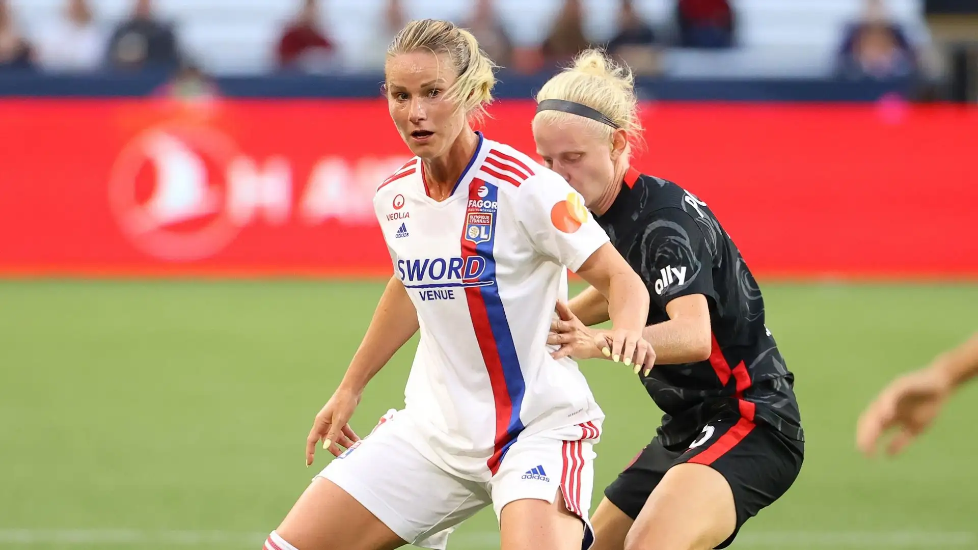 Con la nazionale francese ha conquistato una Cyprus Cup e una SheBelieves Cup