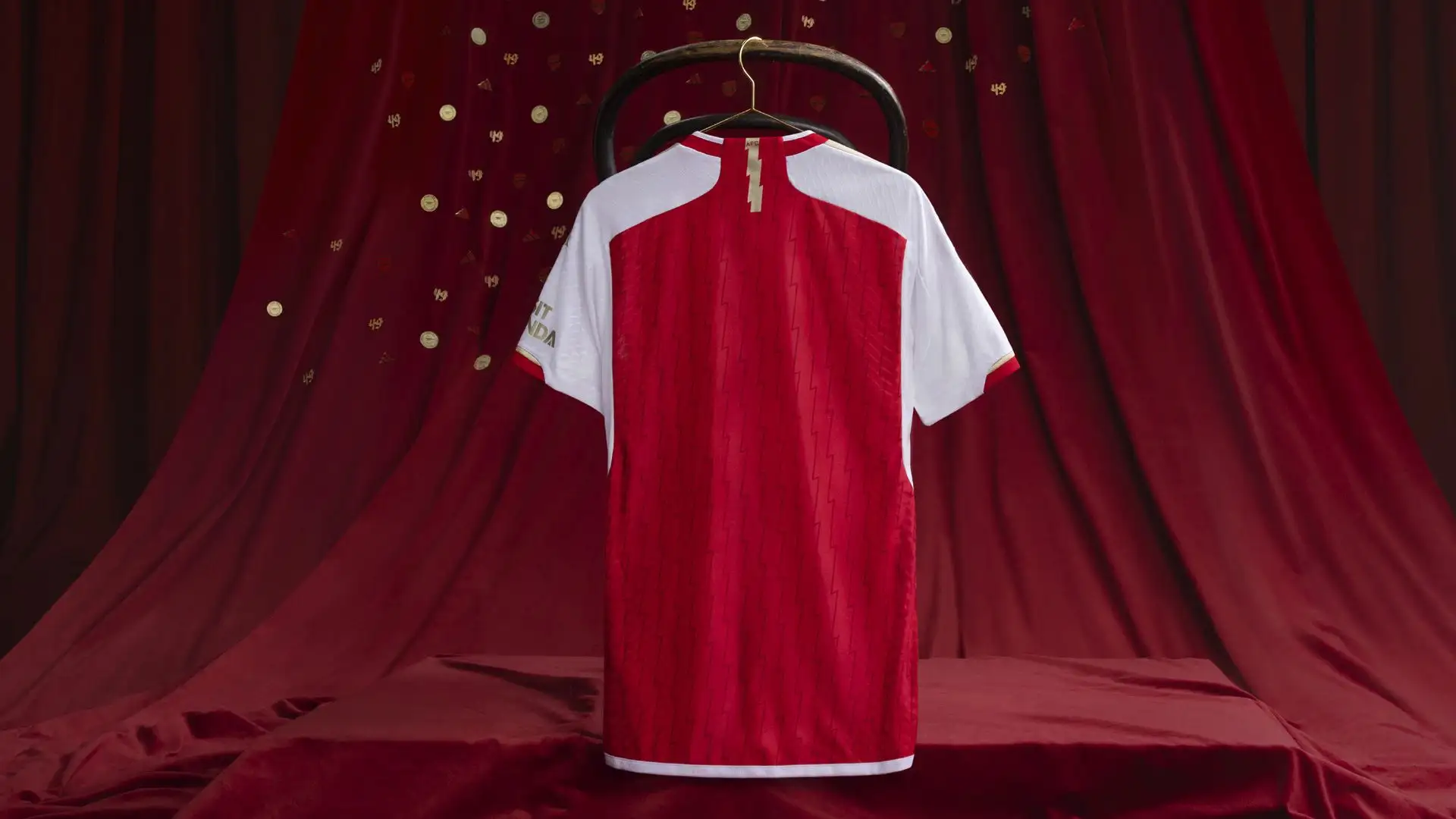 La maglia celebra il 20esimo anniversario della stagione degli 'Invincibili'