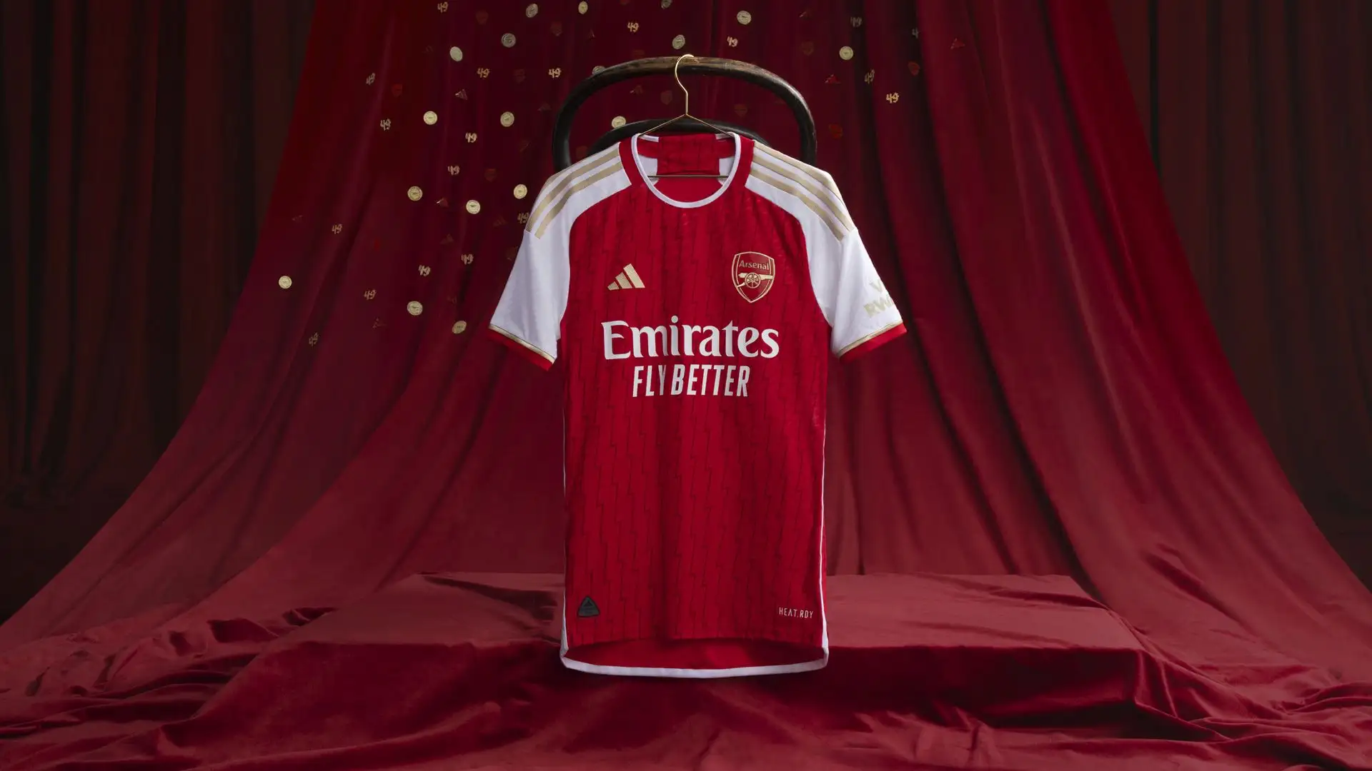 La versione da campo della maglia è realizzata con la tecnologia HEAT.RDY