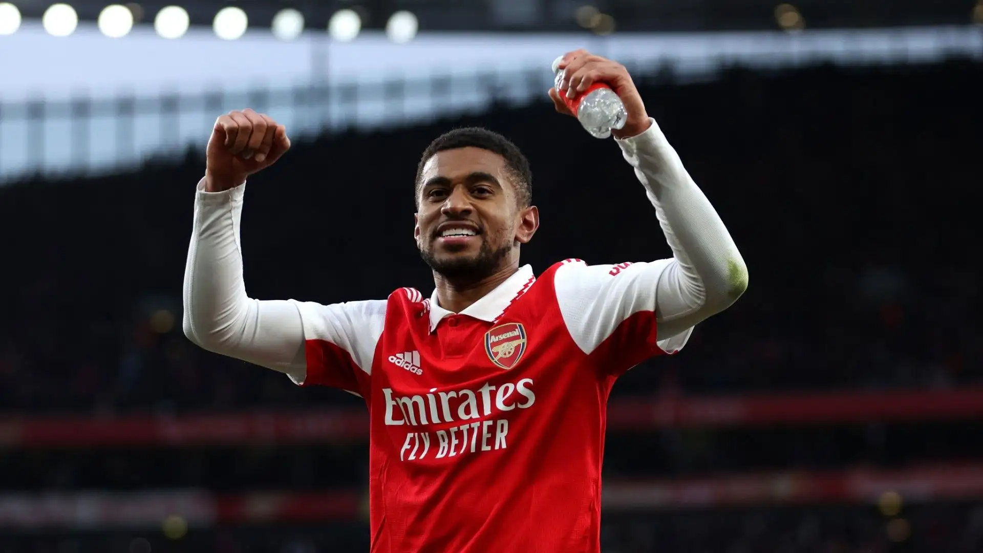 Reiss Nelson: ex Feyenoord, l'attaccante piace al Milan che potrebbe ingaggiarlo in prestito con opzione di riscatto
