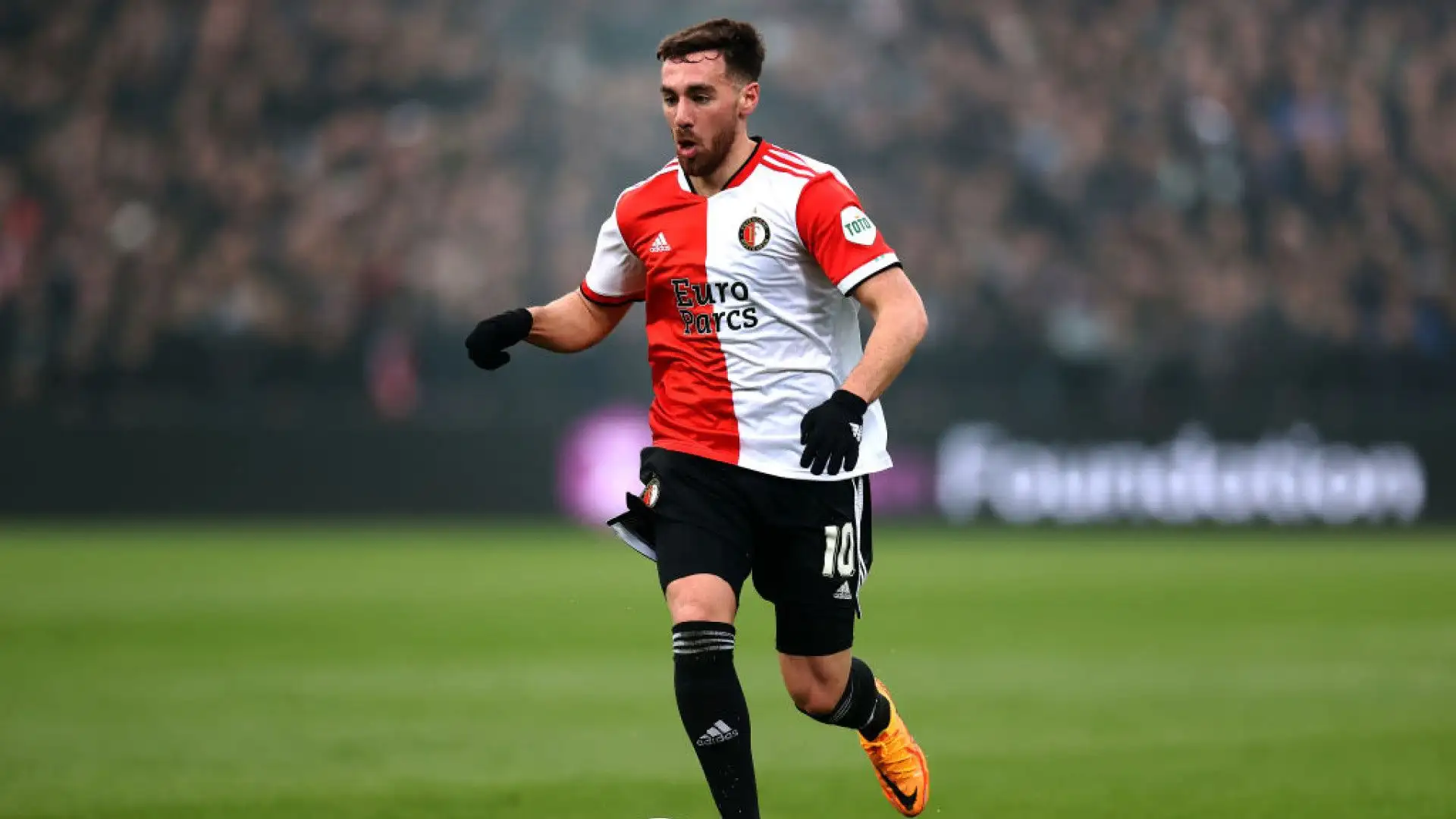 La squadra di Mikel Arteta può proporre al centrocampista del Feyenoord di disputare la Champions League
