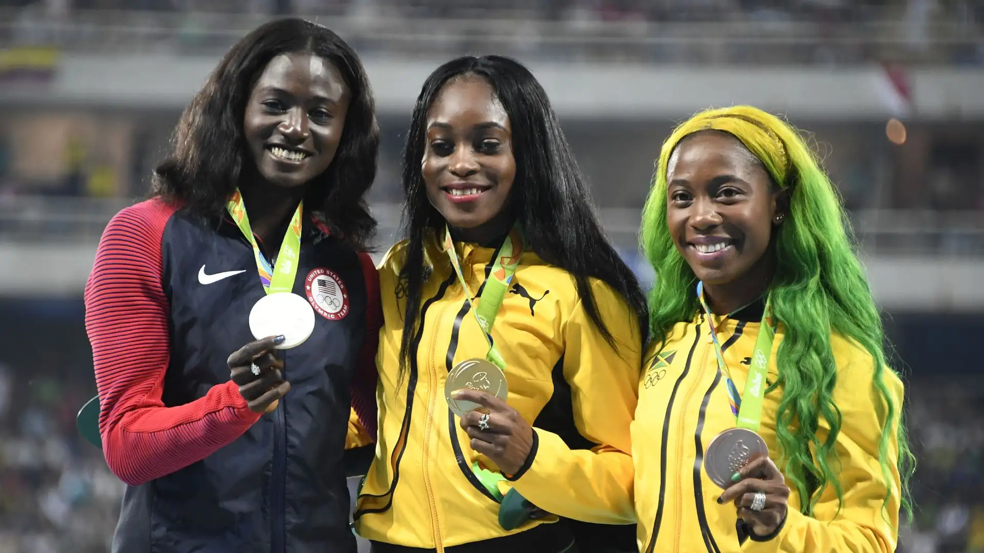 Qui è con Elaine Thompson e Shelly-Ann Fraser-Pryce dopo avere vinto l'argento nei 100 metri 