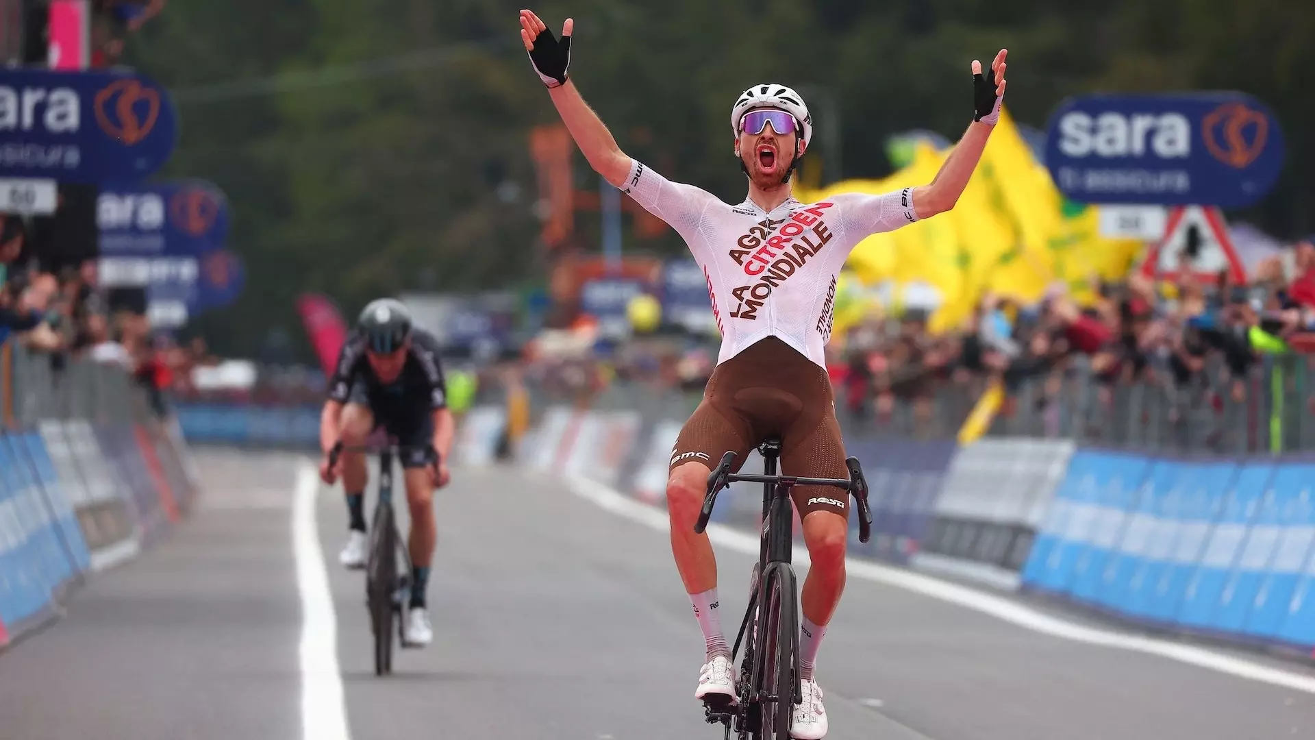 Giro d’Italia 2023, Aurelien Paret-Peintre vince a Lago Laceno, Andreas Leknessund nuova maglia rosa