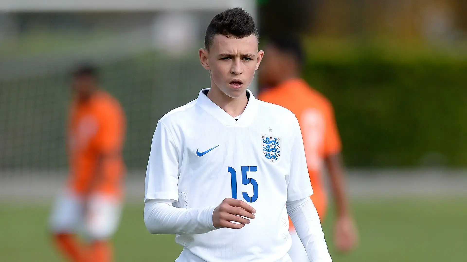 Phil Foden non sembra felicissimo in questa fotografia