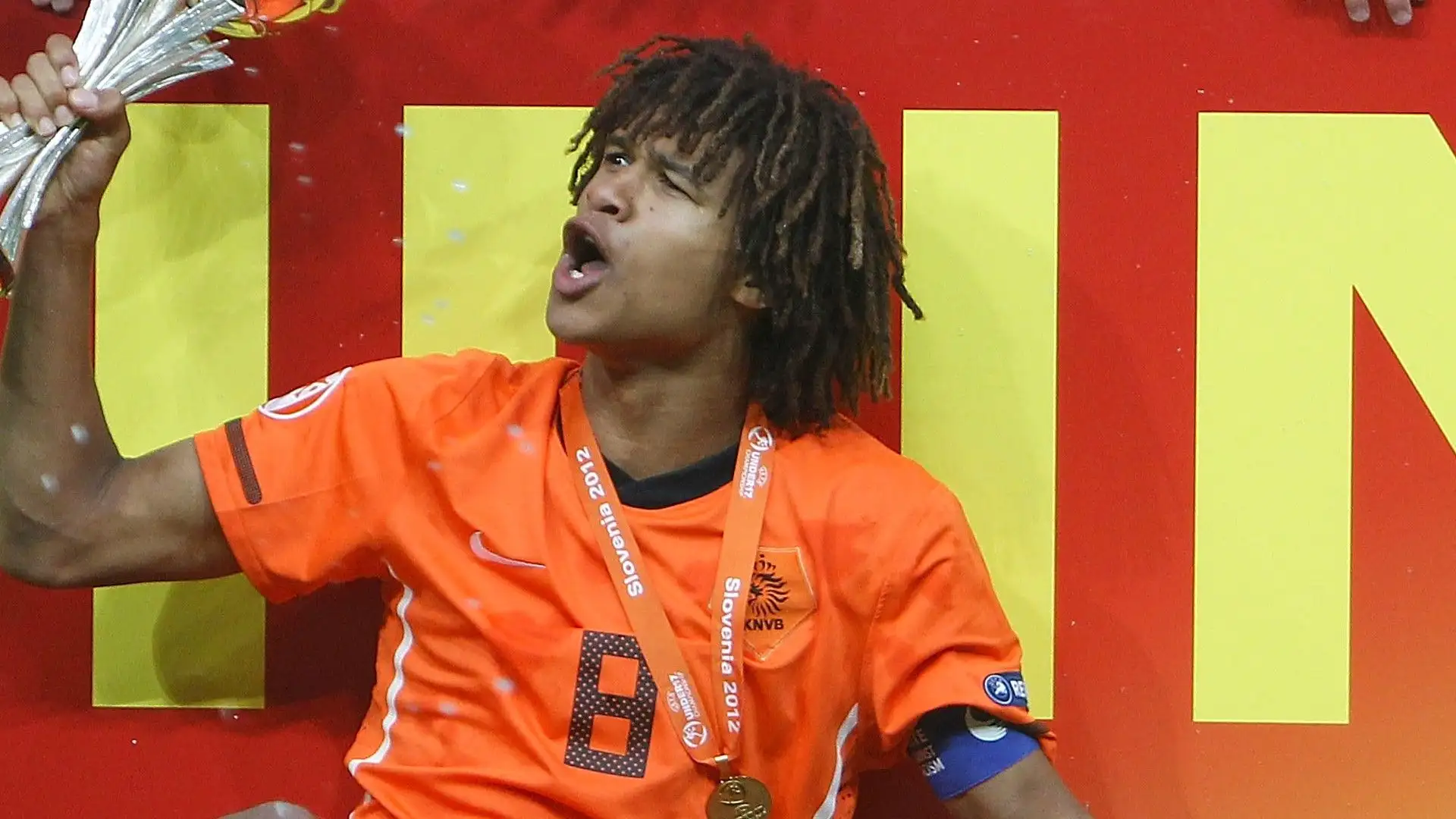 Inconfondibile il look di Nathan Aké