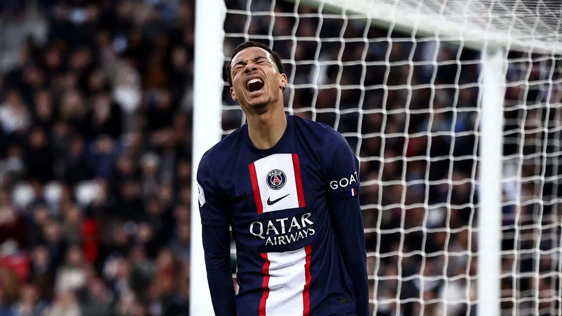 La concorrenza al Paris Saint Germain è tantissima e Hugo Ekitiké rischierebbe di giocare molto poco