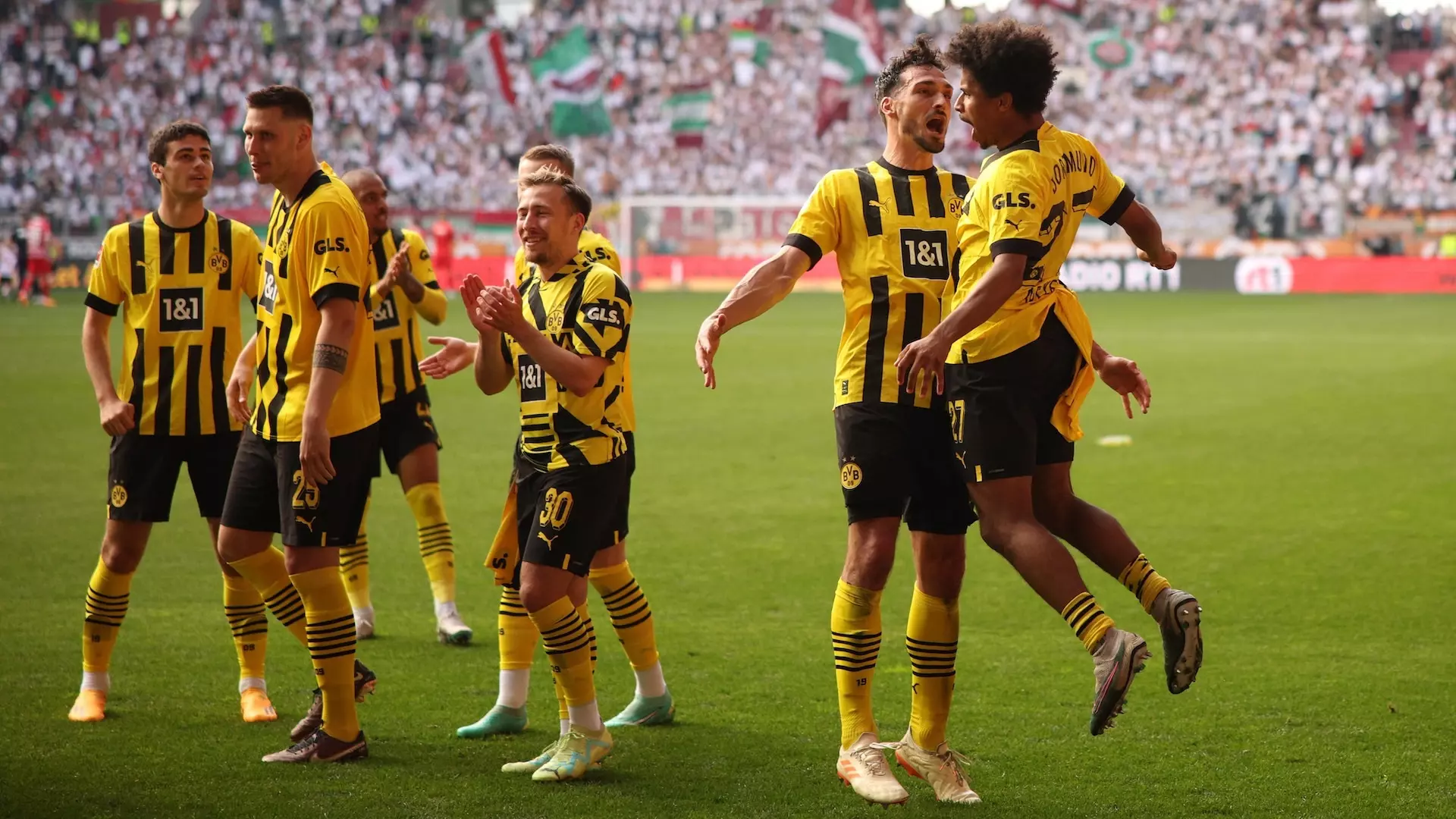 Bundesliga: il Borussia Dortmund vince ad Augsburg e sorpassa il Bayern Monaco