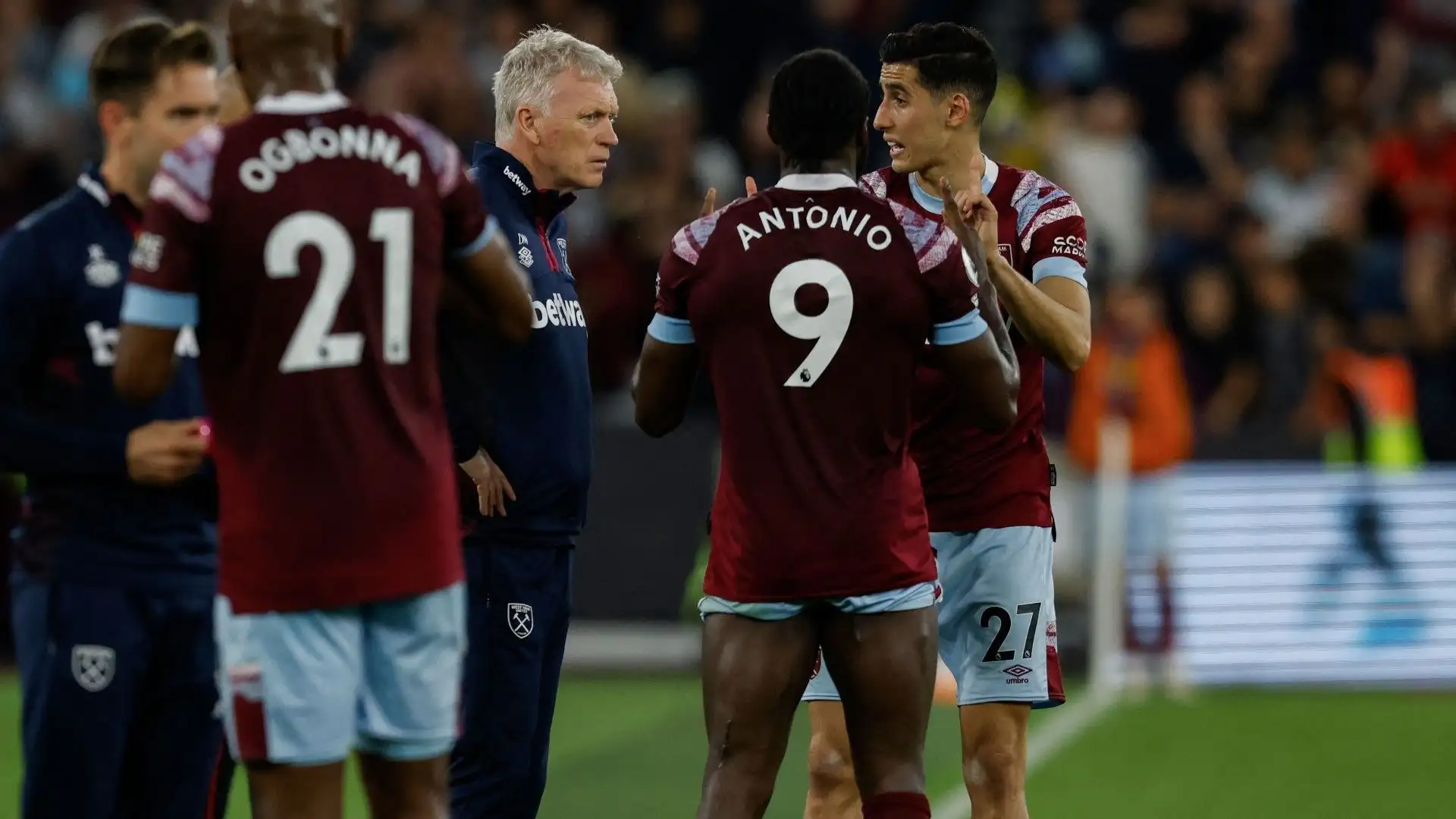 David Moyes a colloqui con alcuni suoi calciatori