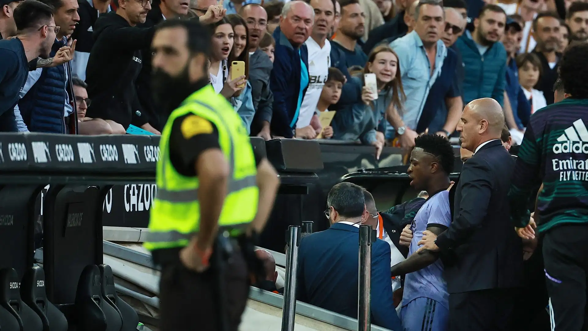 Qui Vinicius junior esce dal campo dopo l'espulsione