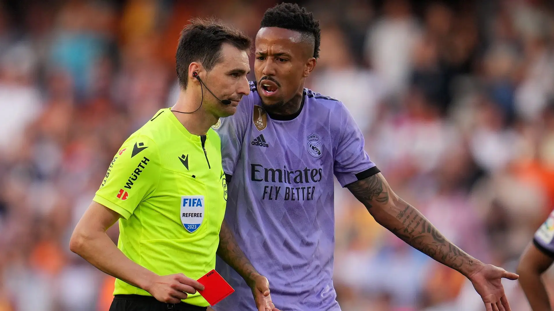 Militao qui espone le proprie ragioni all'arbitro