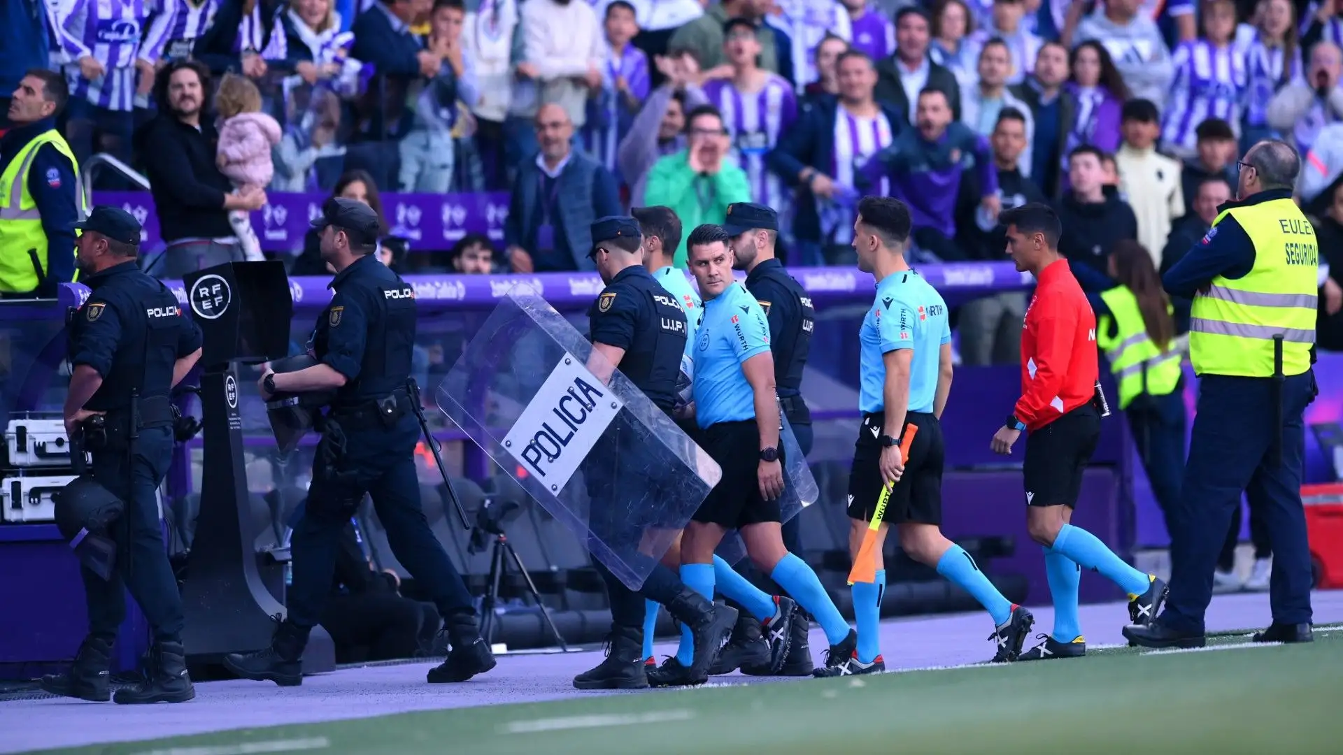 L'arbitro ha annullato il gol di Sergio Escudero perchè ha fischiato la fine del primo tempo nel momento in cui il difensore ha colpito il pallone