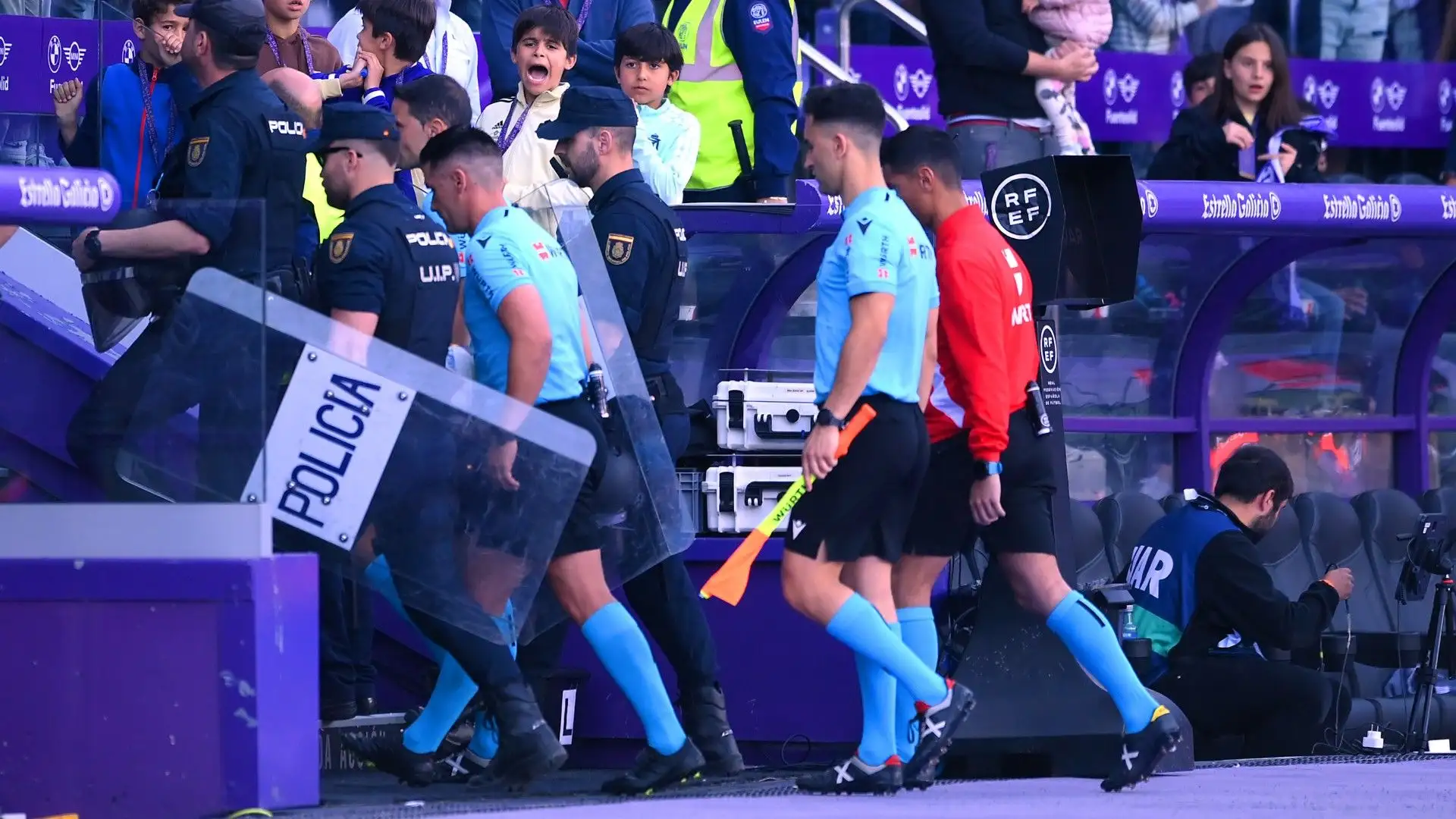 Gli agenti di polizia hanno accompagnato l'arbitro nello spogliatoio