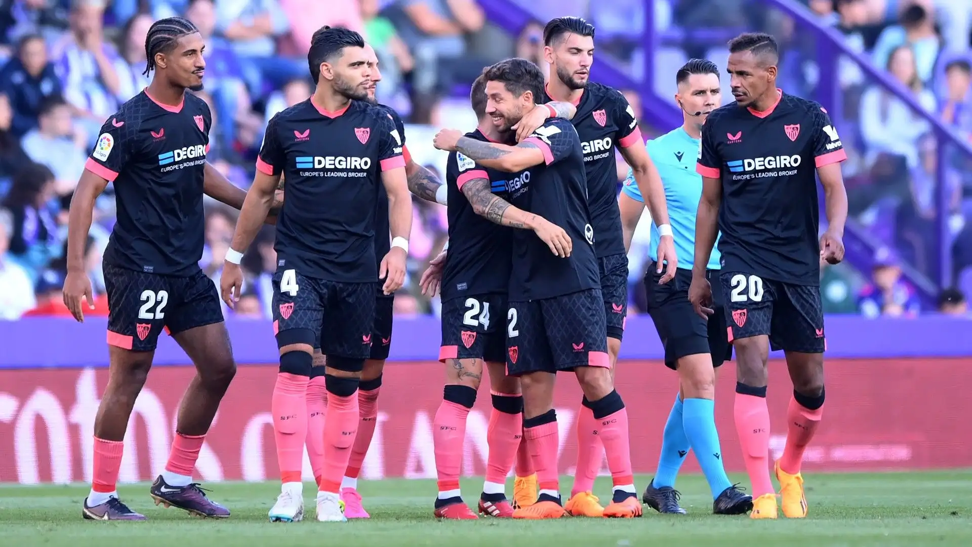 Ecco i calciatori del Siviglia che esultano dopo il gol del Papu Gomez