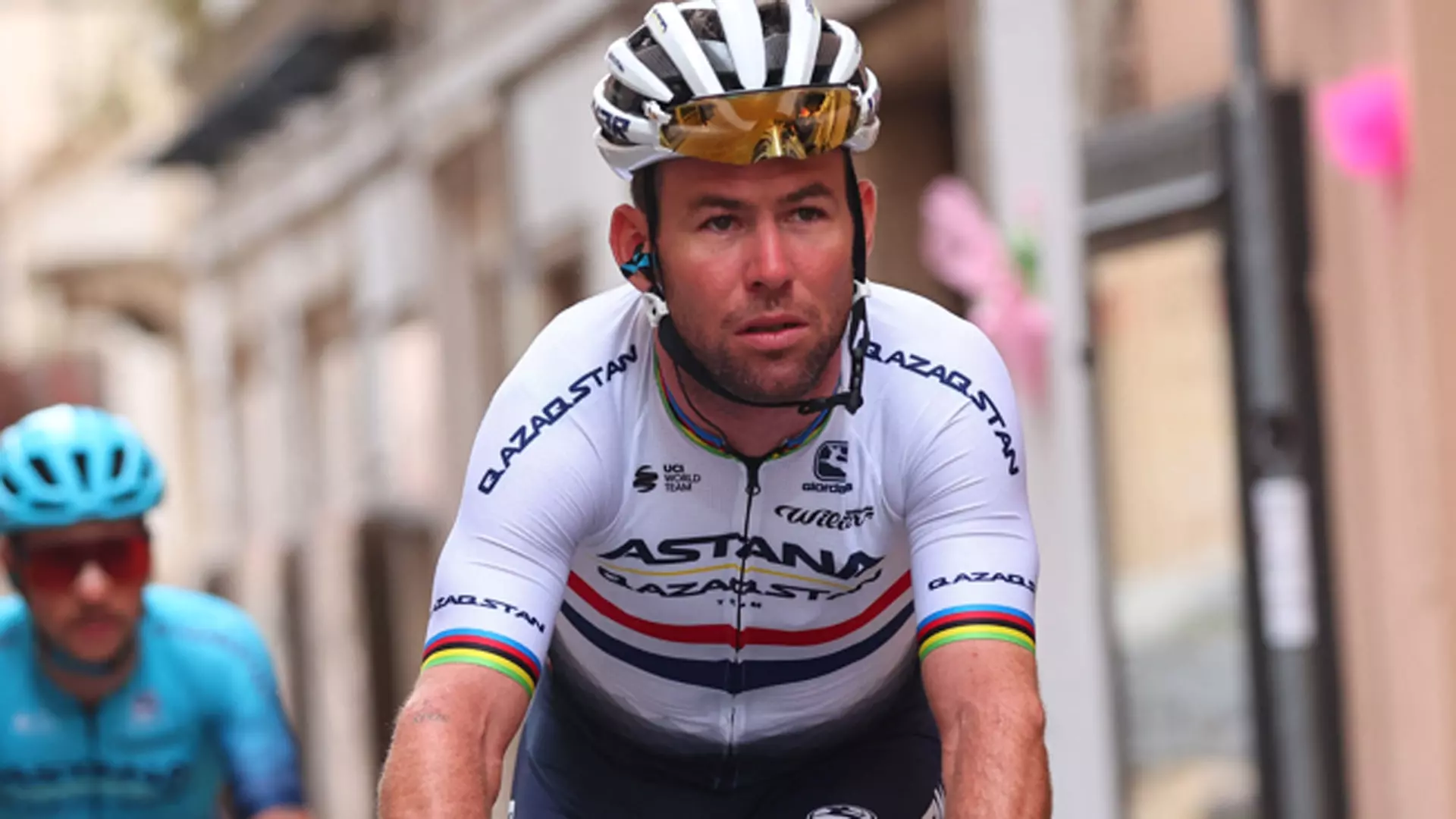 Mark Cavendish rende onore ad Ackermann e Milan