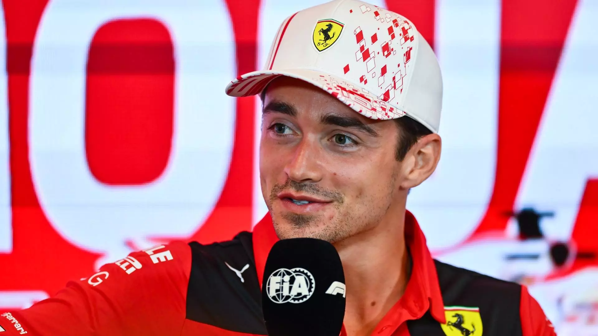 Charles Leclerc elogia Lewis Hamilton. Ma si tiene stretto Carlos Sainz