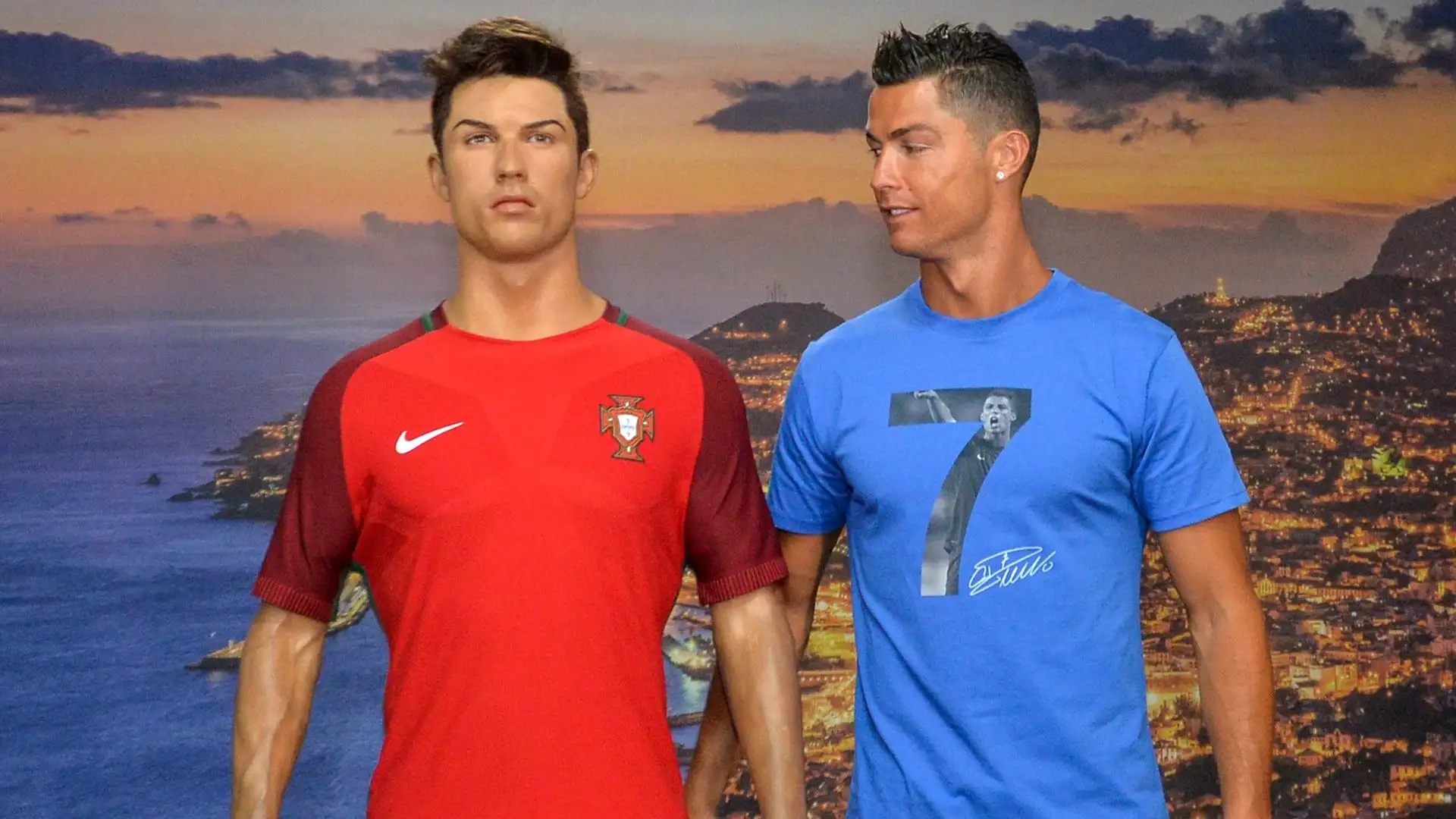 Ecco Cristiano Ronaldo mentre posa con la statua che gli hanno dedicato