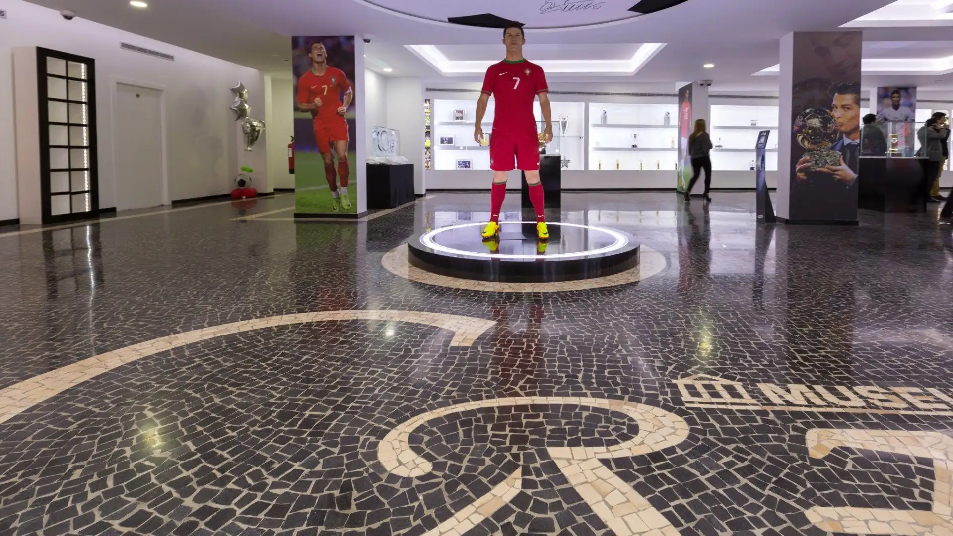 Nel museo sono raccolti anche alcuni dei tantissimi trofei vinti da Cristiano