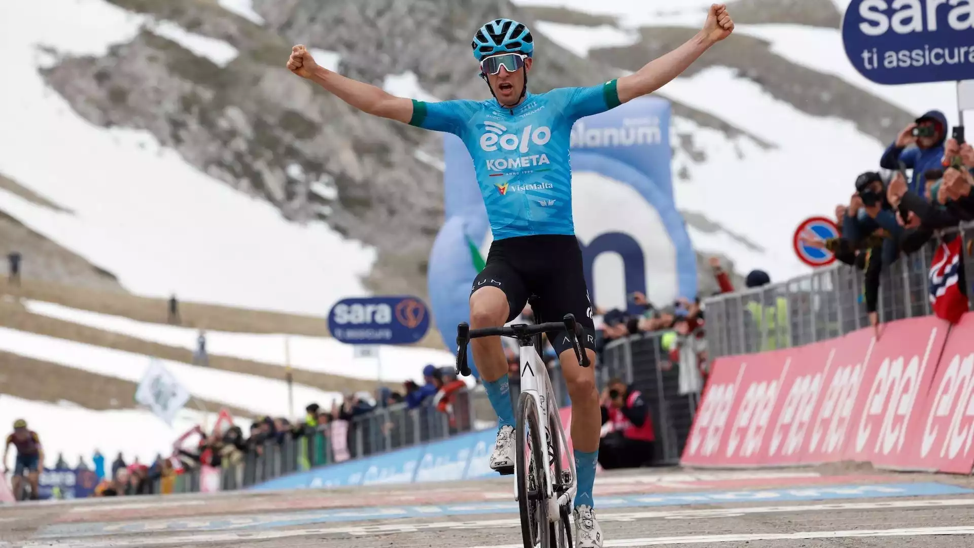 Giro d’Italia 2023: Davide Bais vince a Campo Imperatore, deludono i big