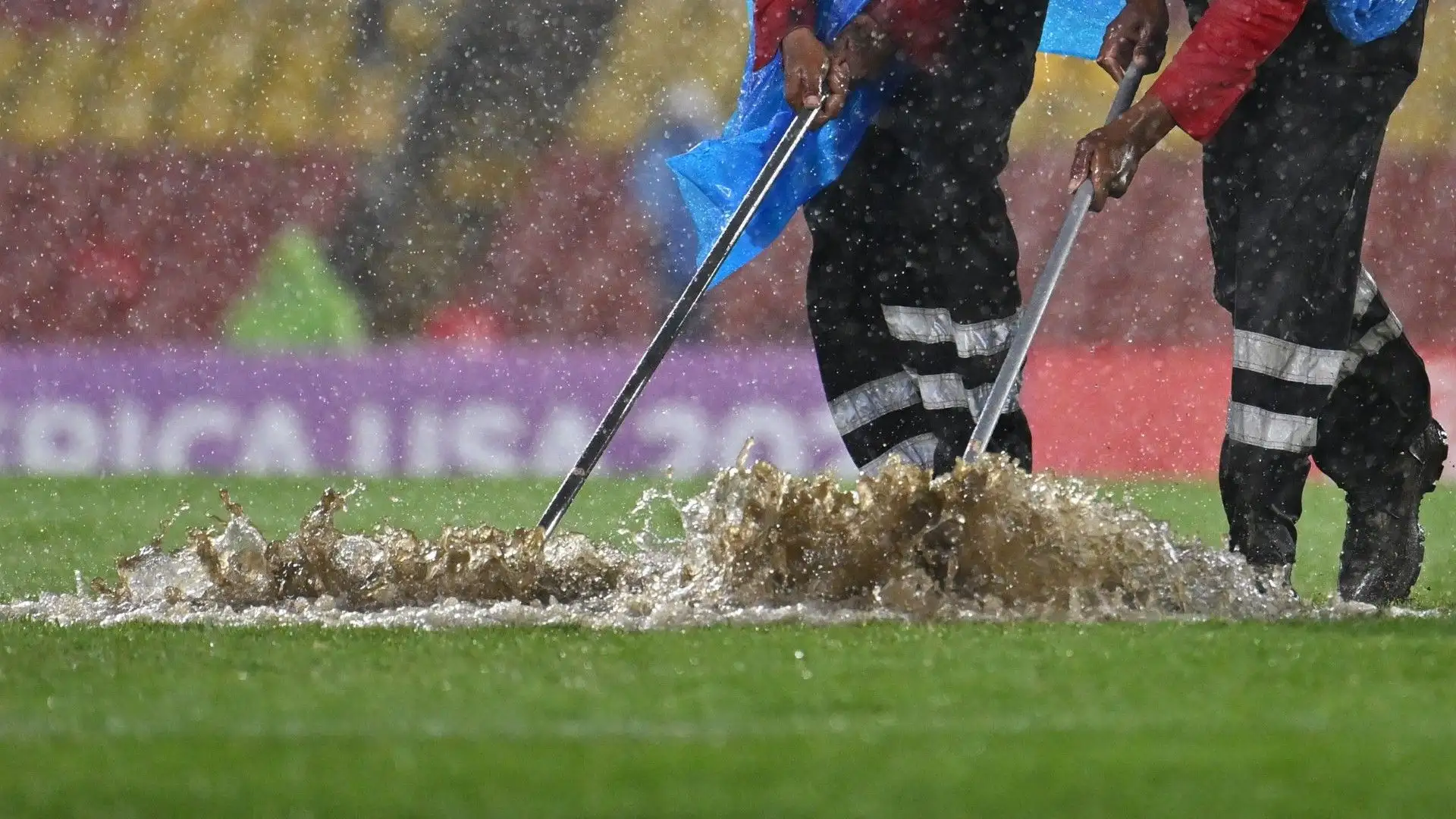 La sfida di Coppa Sudamericana tra i colombiani del Millonarios e gli uruguaiani del Penarol si è disputata nonostante la pioggia