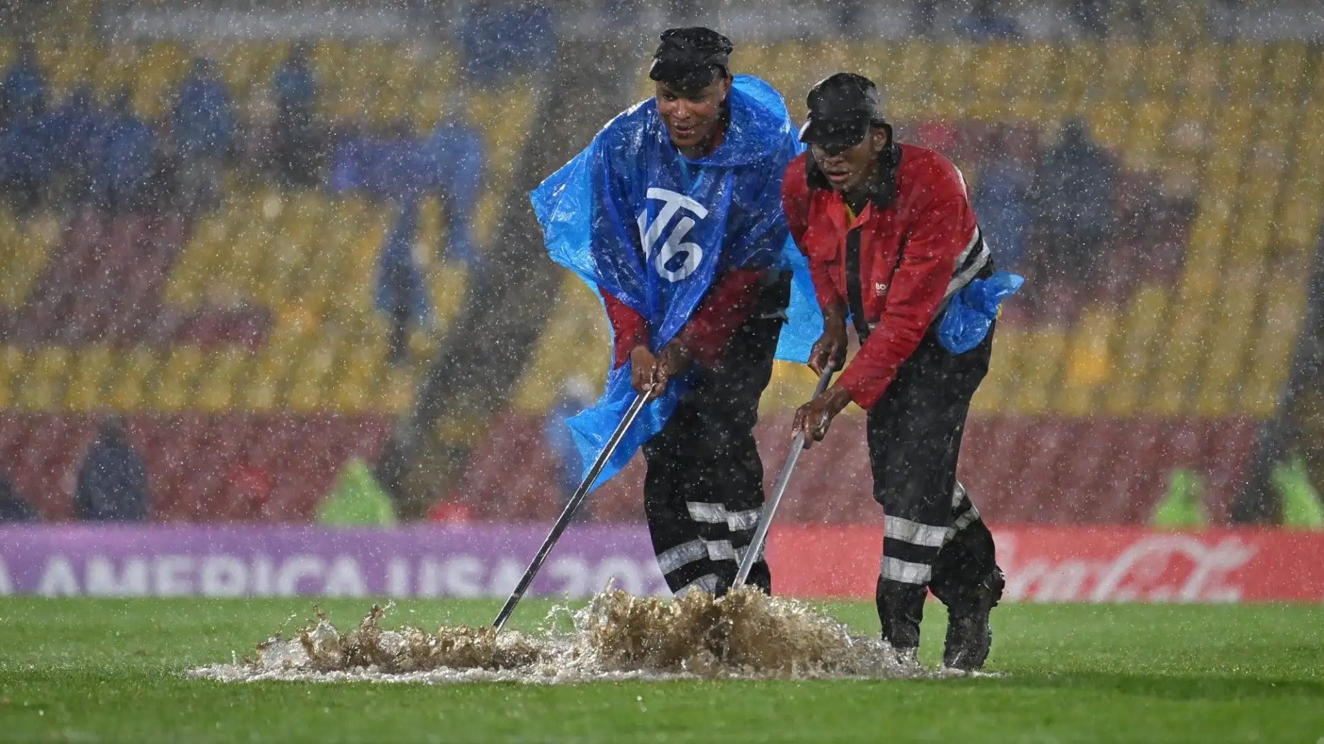 L'organizzazione a fine primo tempo si è adoperata per cercare di eliminare l'acqua in eccesso dal campo