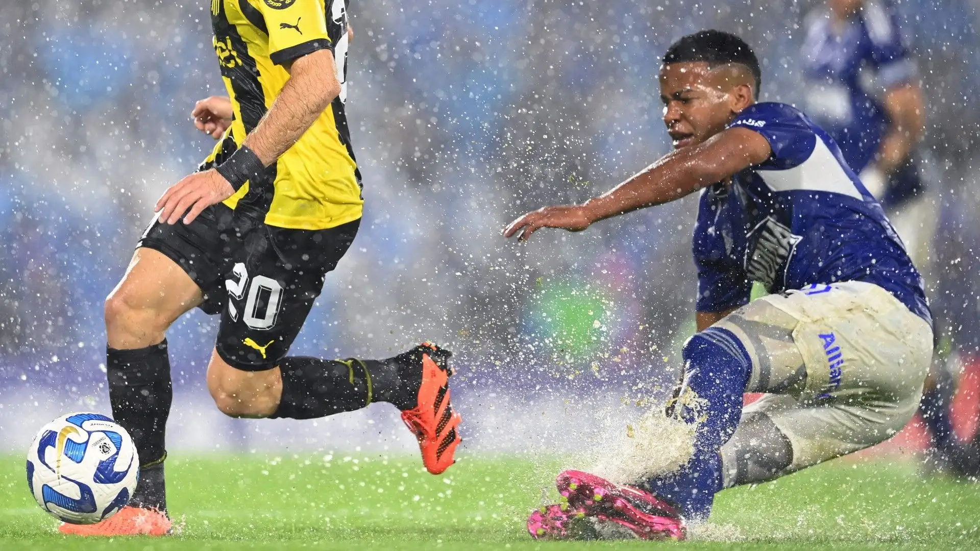 Tantissimi calciatori sono scivolati sul terreno bagnato