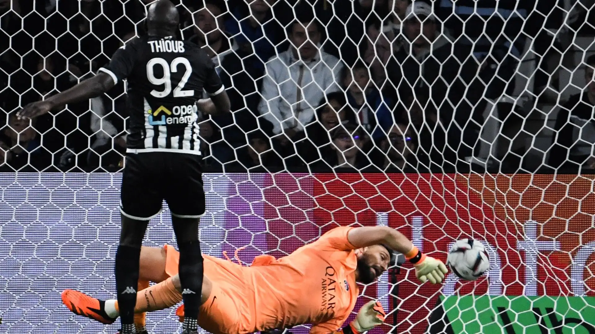 L'ex portiere del Milan ha incassato un gol che non sembrava impossibile da parare