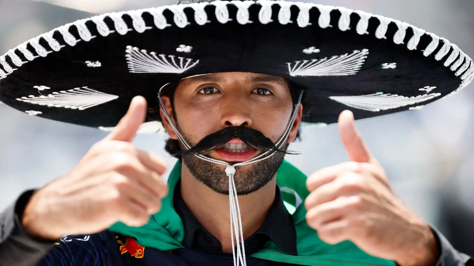 Sombrero, baffi finti e maglia della Red Bull
