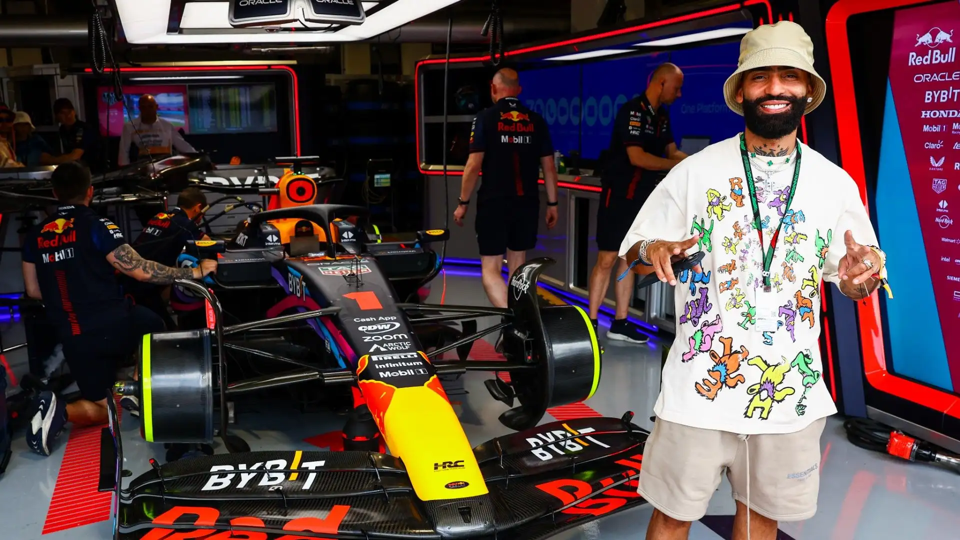 Il cantante statunitense Arcángel ha posato di fianco all'auto della Red Bull