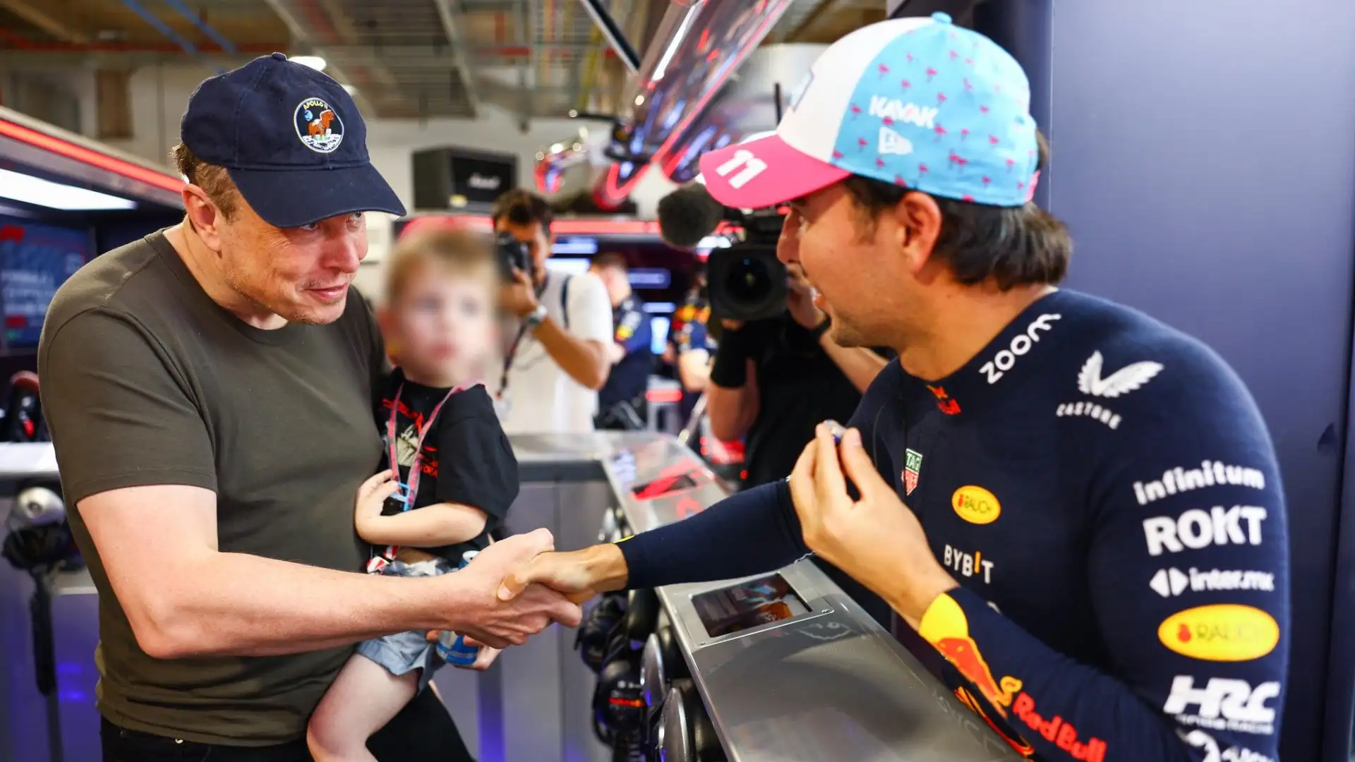 Elon Musk mentre presenta al figlio Sergio Perez